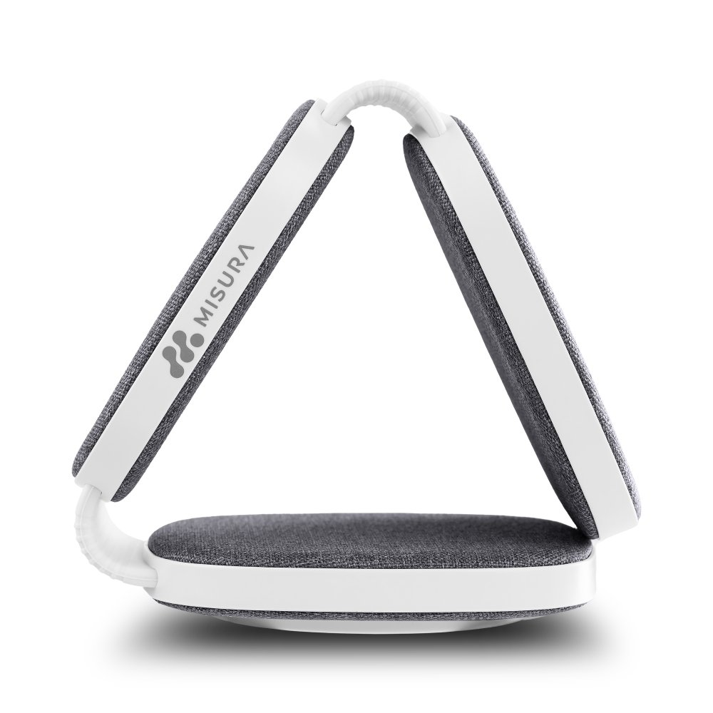 Biało-szare urządzenie Misura jest pokazane złożone. Urządzenie ma zakrzywioną konstrukcję z szarą tkaniną i białymi akcentami.
