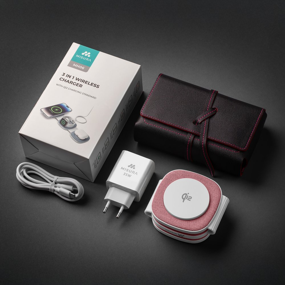 Zestaw ładowarki bezprzewodowej 3 w 1, zawierający pudełko, ładowarkę, kabel i skórzane etui, wszystko na ciemnoszarej powierzchni.