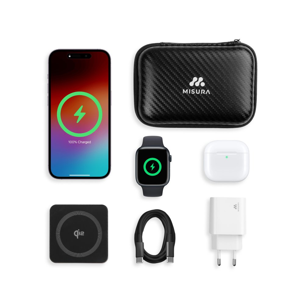 Telefon, zegarek, słuchawki, ładowarka i inne akcesoria są ułożone na białej powierzchni. Wszystkie urządzenia wyświetlają symbol ładowania.