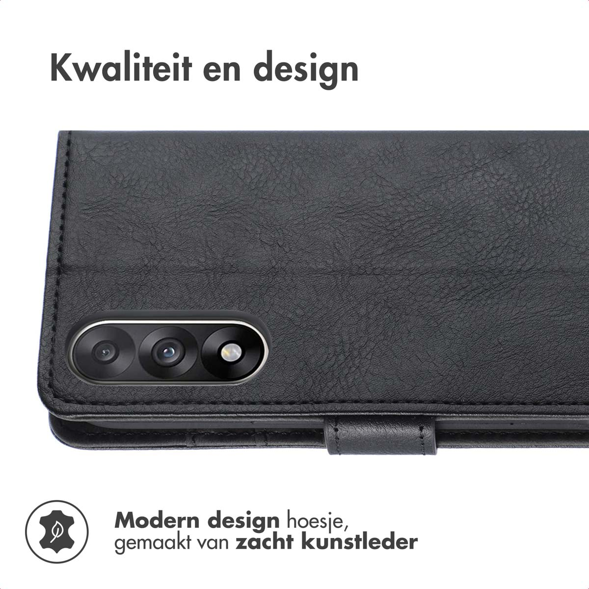 Étui de téléphone noir avec trois lentilles de caméra. L'étui est en cuir artificiel souple et possède un rabat avec fermeture magnétique.