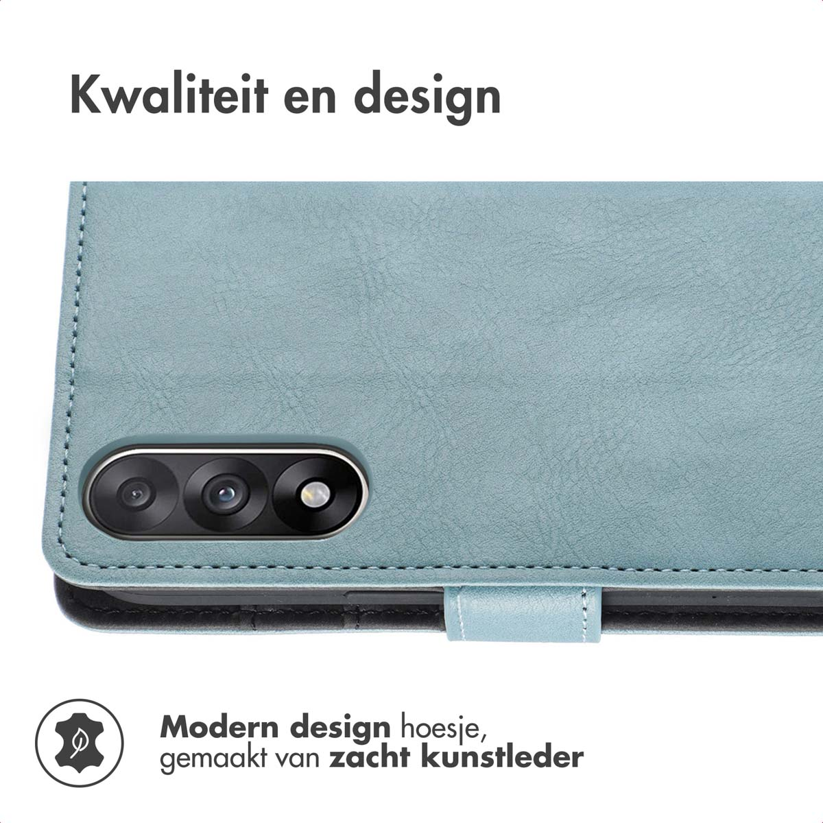 Un étui de téléphone bleu avec trois lentilles de caméra est affiché. Le texte indique : 'Kwaliteit en design' et 'Modern design hoesje, gemaakt van zacht kunstleder'.