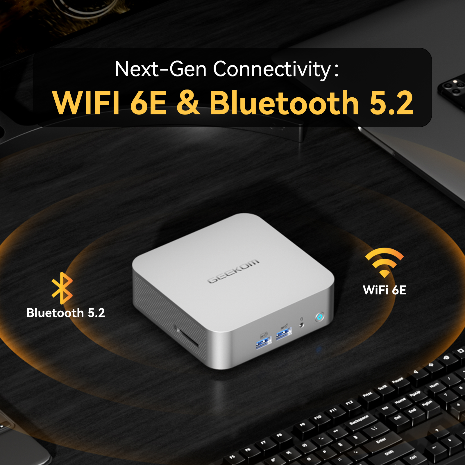 Ein silberner Mini-Computer mit WIFI 6E- und Bluetooth 5.2-Etiketten auf einem Schreibtisch mit Tastatur.
