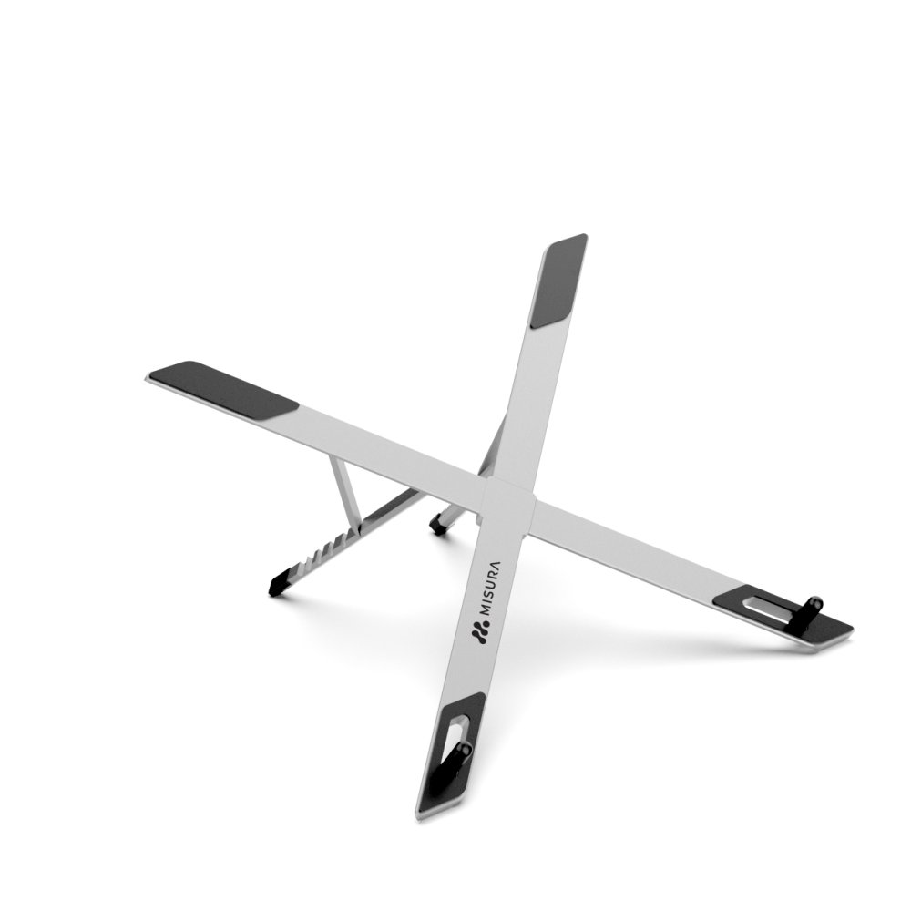 Srebrny stojak na laptopa, z czarnymi gumowymi podkładkami i akcentami. Nazwa marki „MISURA” jest widoczna na jednej z nóg.
