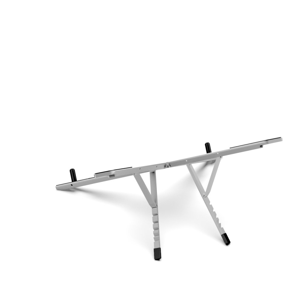 Jasnoszara podstawka pod laptopa z czarnymi akcentami na białym tle. Podstawka jest pochylona i ma nogę podporową.