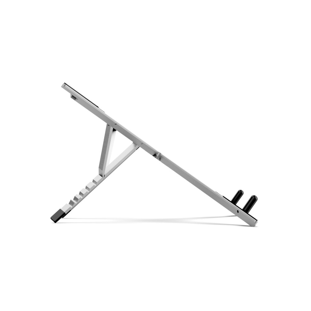 Srebrna podstawka pod laptopa jest pochylona do góry, z czarnymi ogranicznikami na dole i u góry. Stoi na białym tle.