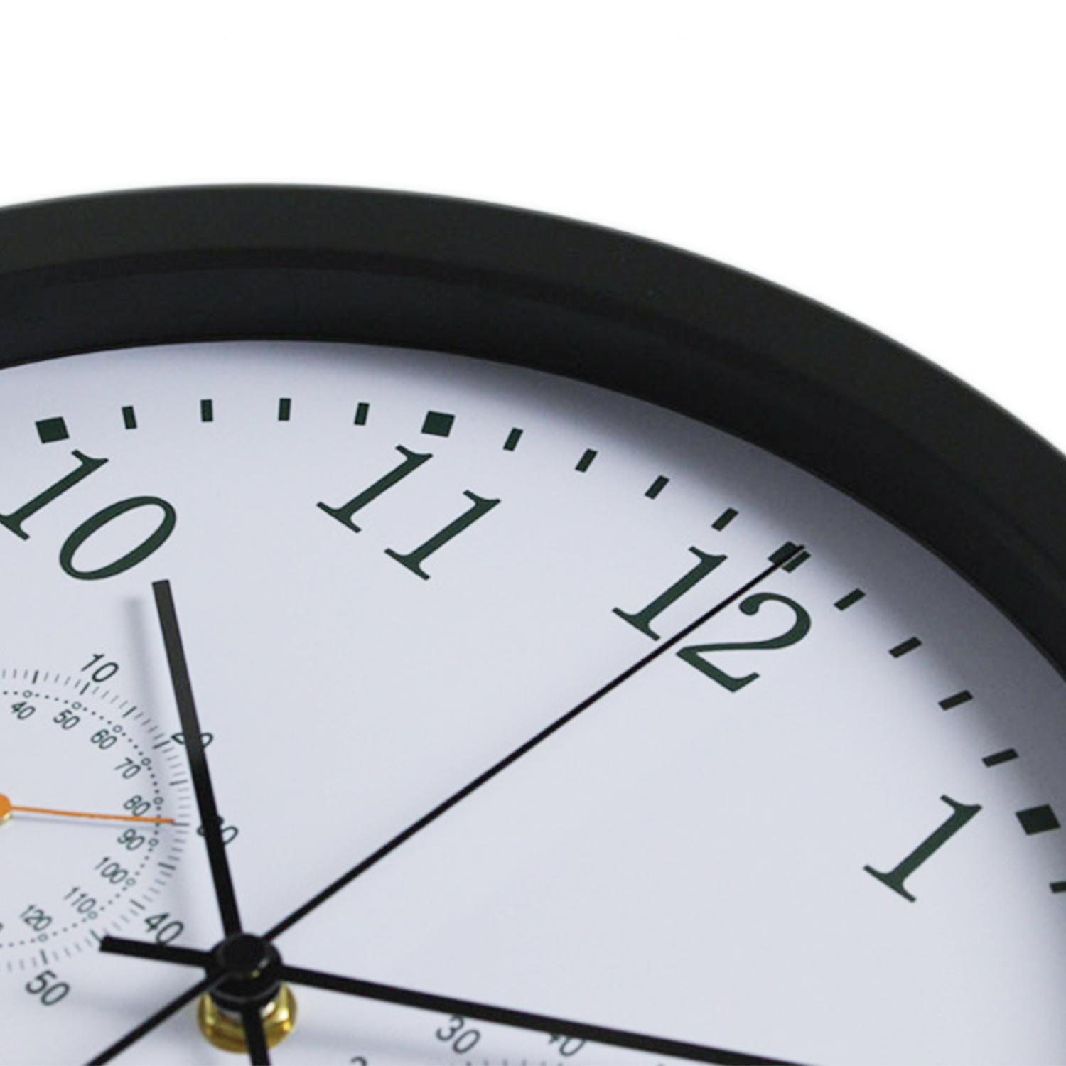 Zbliżenie zegara ściennego. Czarna ramka, biała tarcza z czarnymi cyframi. Wskazówki na 11:54. Widoczna mała tarcza.