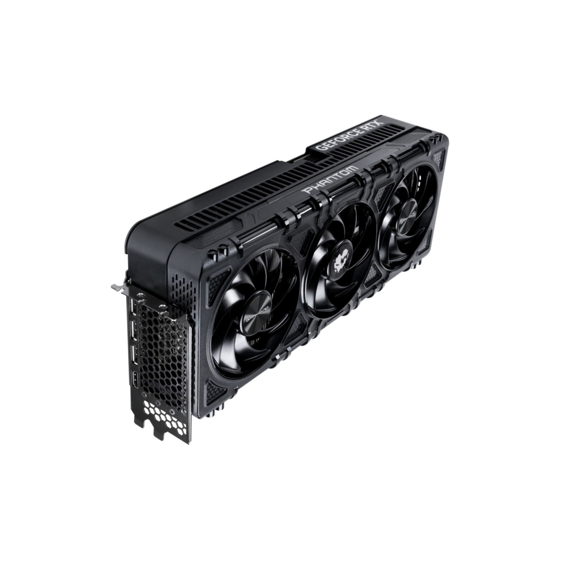 Czarna karta graficzna z trzema wentylatorami. Posiada markę 'GeForce RTX' i 'Phantom'. Tło jest białe.