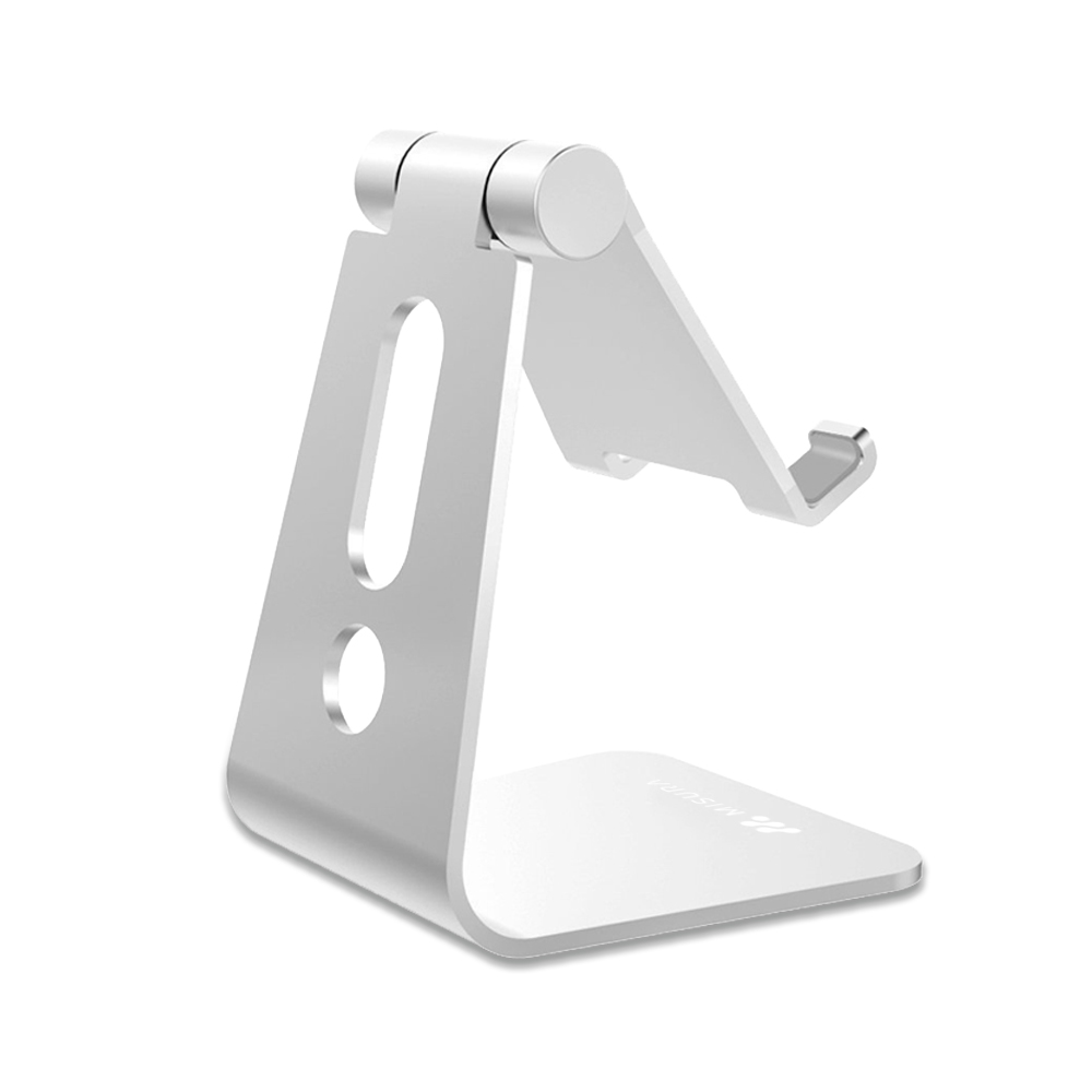 Un supporto per telefono in metallo argentato. Ha una base, un supporto verticale con due fori e una parte superiore inclinata.