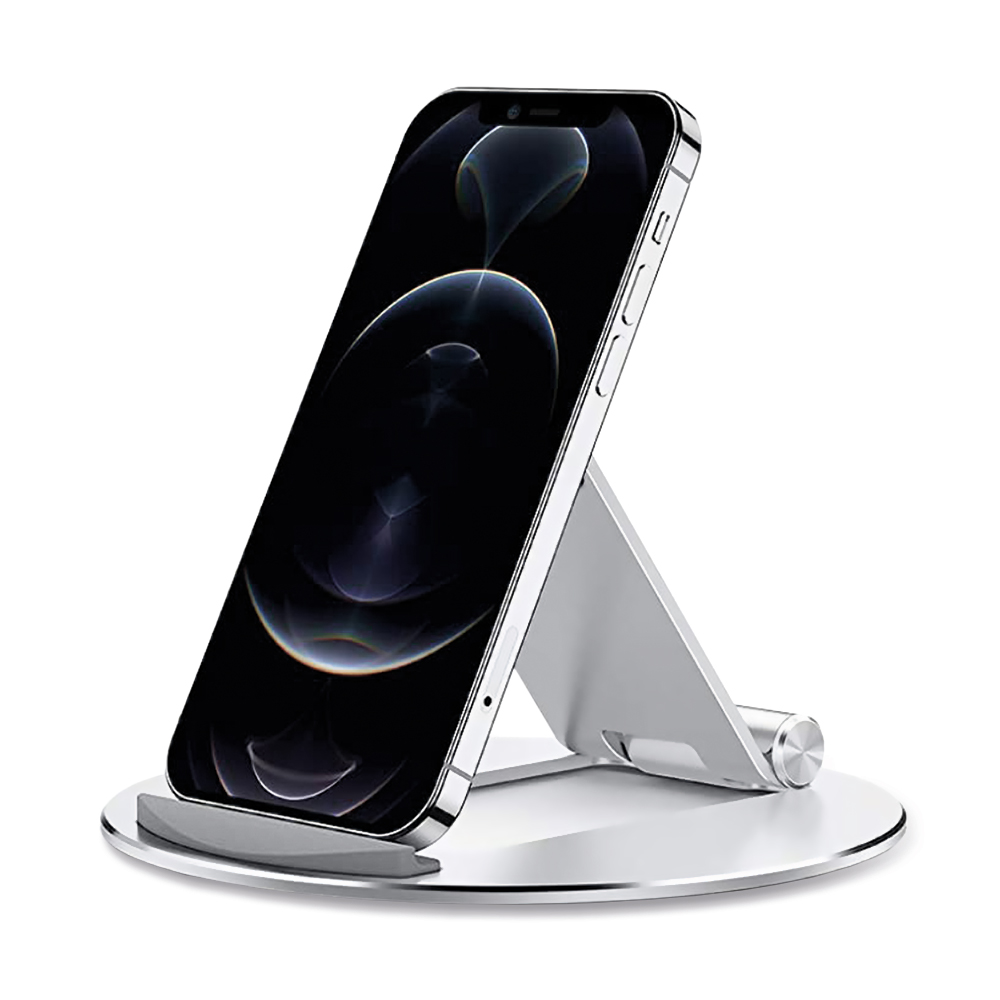 Un soporte plateado para teléfono que sostiene un teléfono inteligente negro. El soporte tiene una base circular y un soporte.