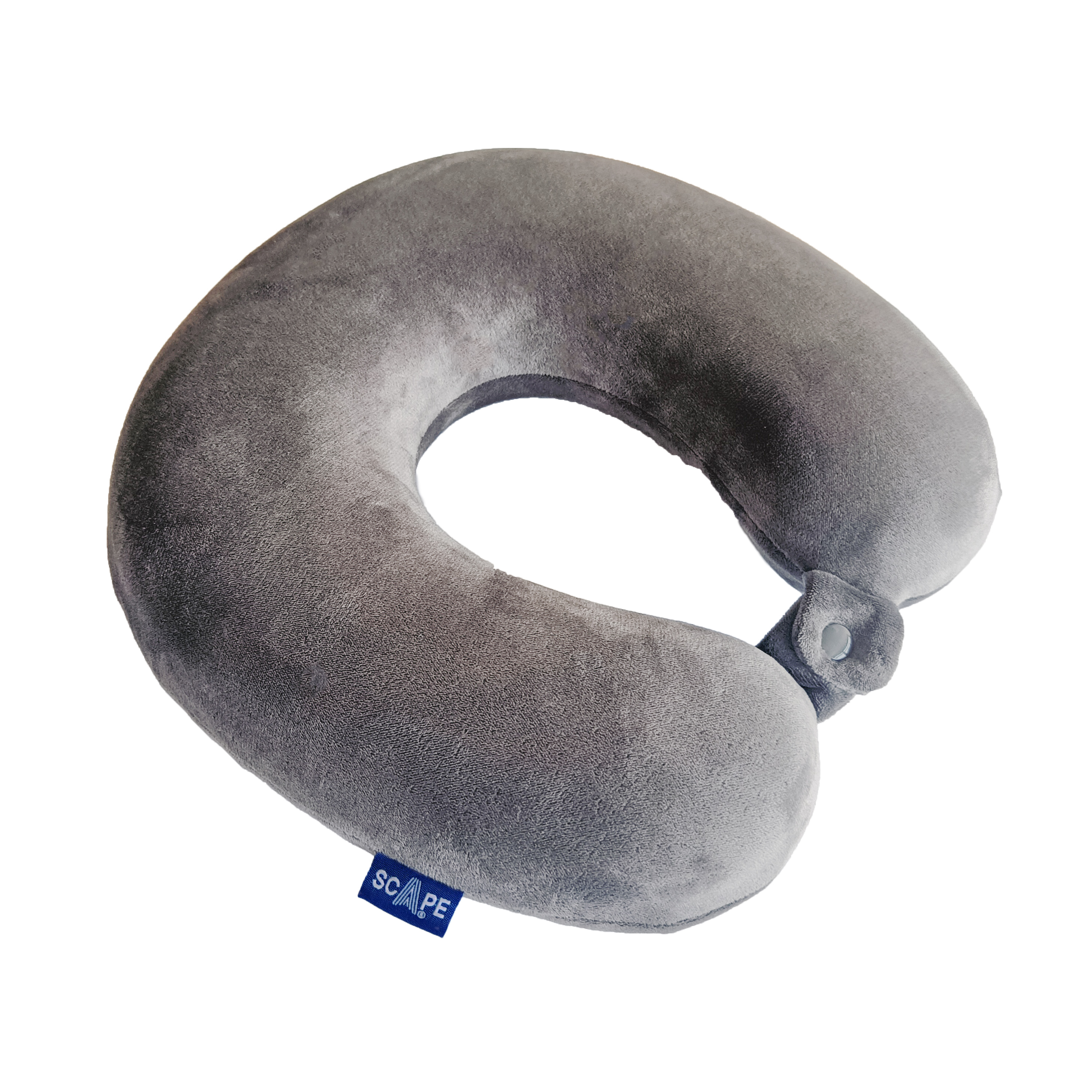 Una almohada para el cuello gris en forma de U. Tiene un cierre de botón y una etiqueta azul que dice 'SCAPE'.