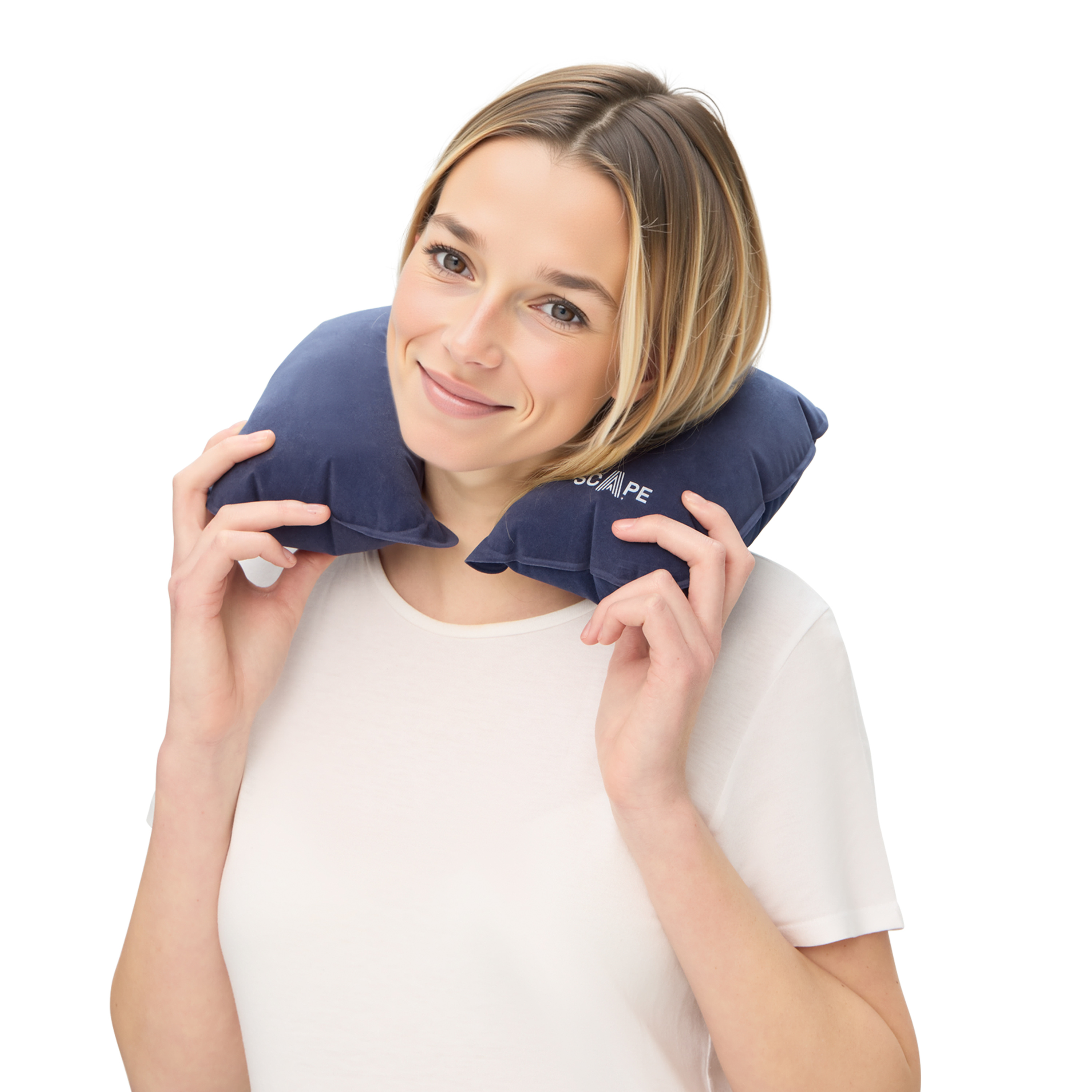 Una mujer sonríe mientras sostiene una almohada azul para el cuello. Lleva una camisa blanca. El fondo es blanco.