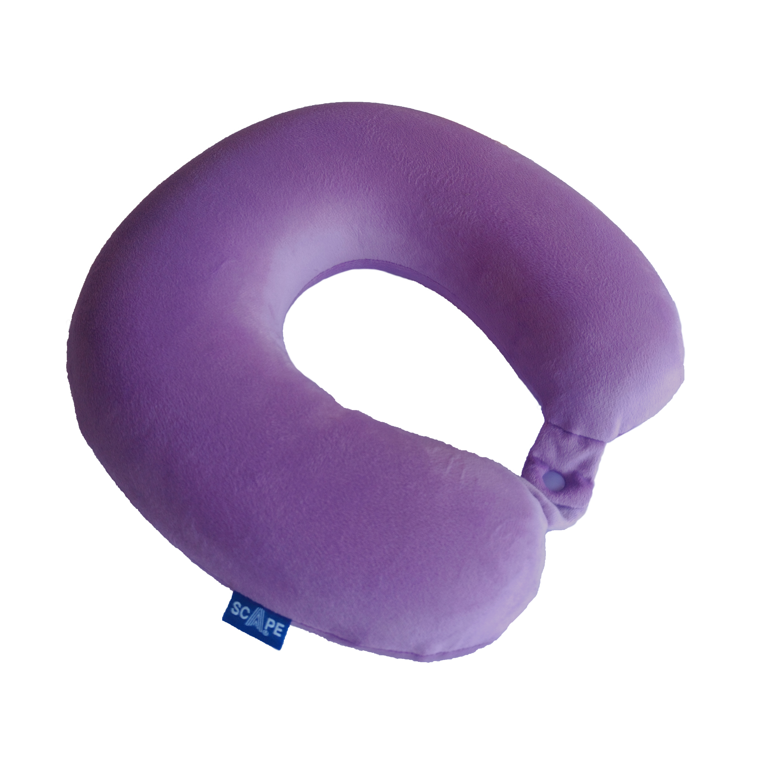 Una almohada de viaje morada sobre fondo blanco. Tiene forma de U, cierre de botón y una pequeña etiqueta azul.