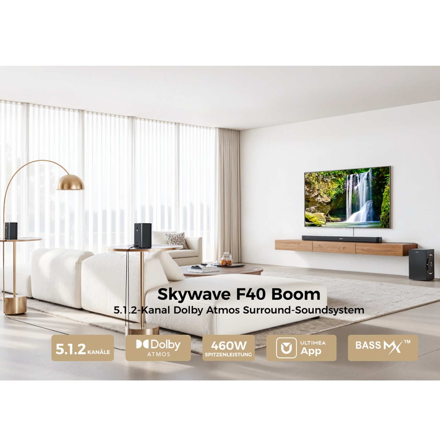 Modernes Wohnzimmer mit Sound-System-Komponenten. Ein Fernseher zeigt einen Wasserfall. Lautsprecher, Sofa und Teppich sind sichtbar.