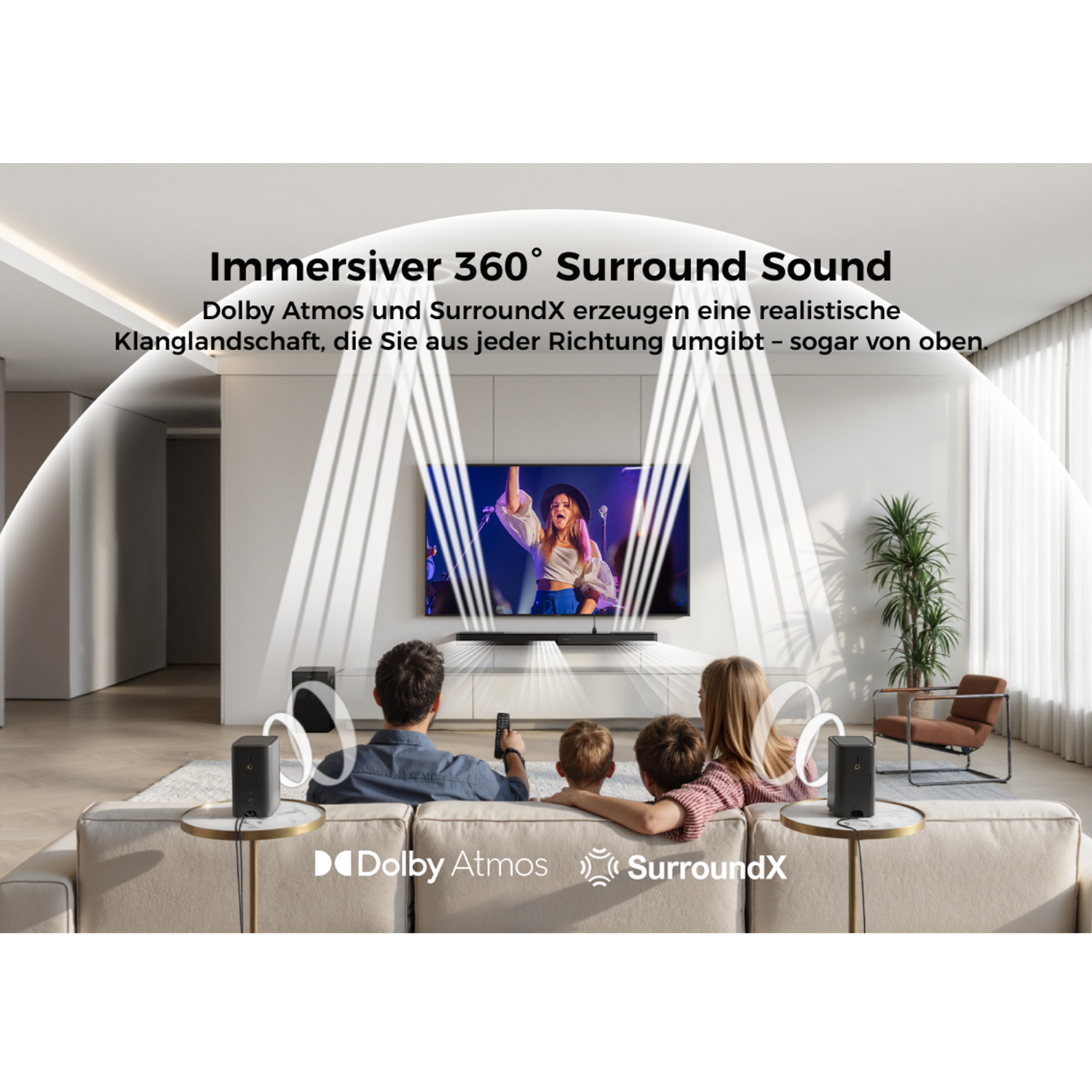 Familie schaut fern mit Surround-Sound. Lautsprecher, Sofa und ein modernes Wohnzimmer sind sichtbar. Dolby Atmos und SurroundX Logos.