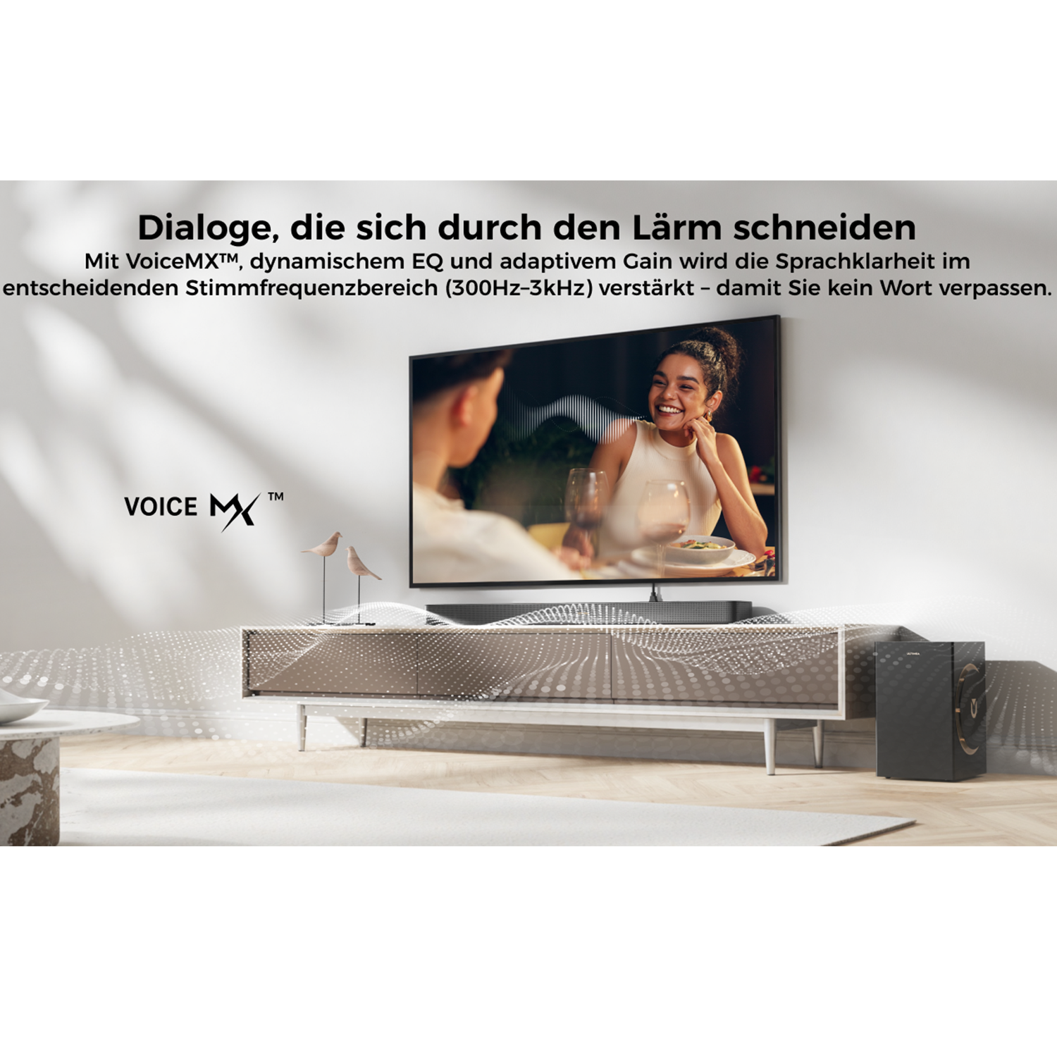 Wohnzimmerszene mit TV. Auf dem TV-Bild eine Esszene. Eine Soundbar darunter, rechts ein Subwoofer. Textüberlagerungen.