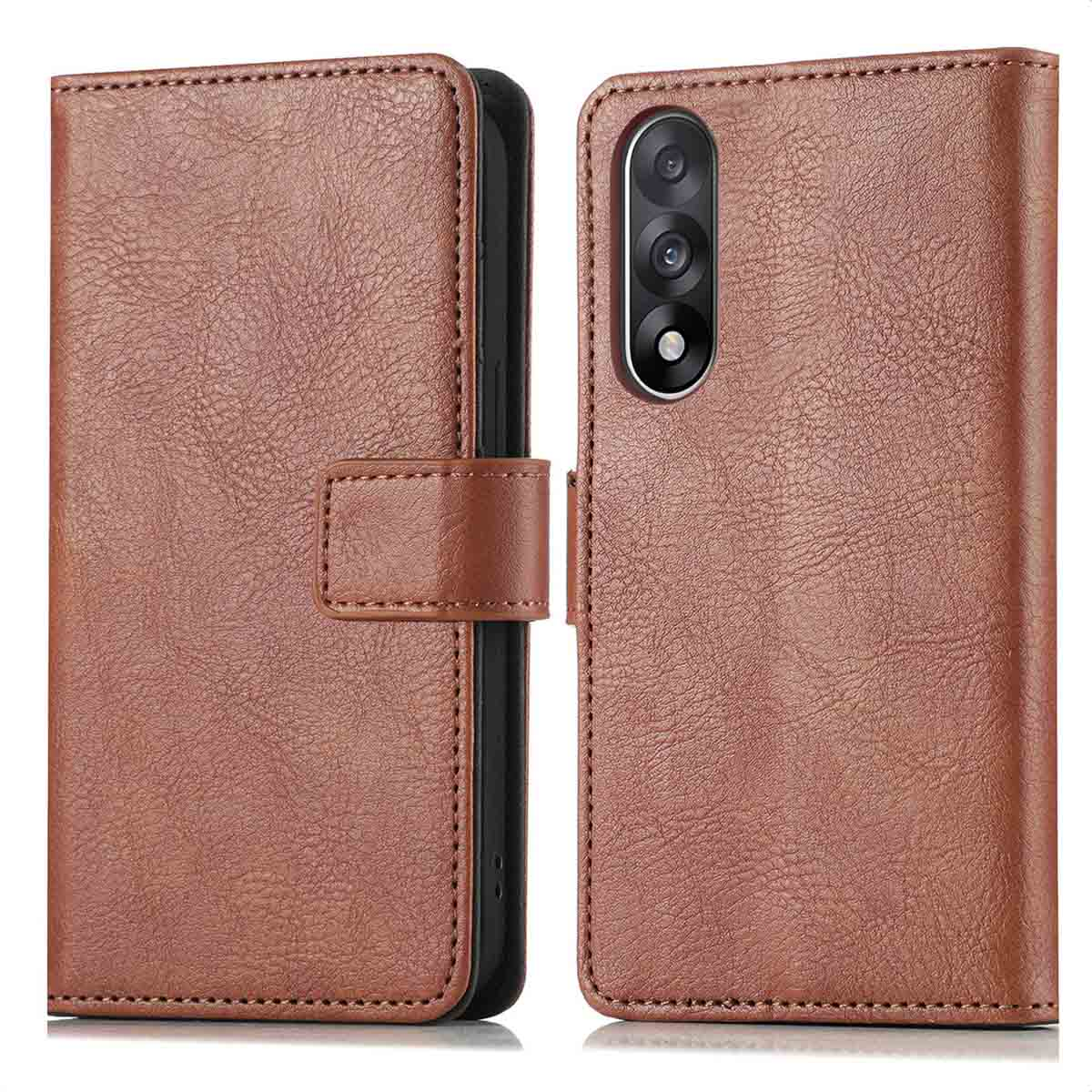Un étui de téléphone en cuir marron, ouvert pour révéler un téléphone avec une caméra. L'étui a une fermeture magnétique.