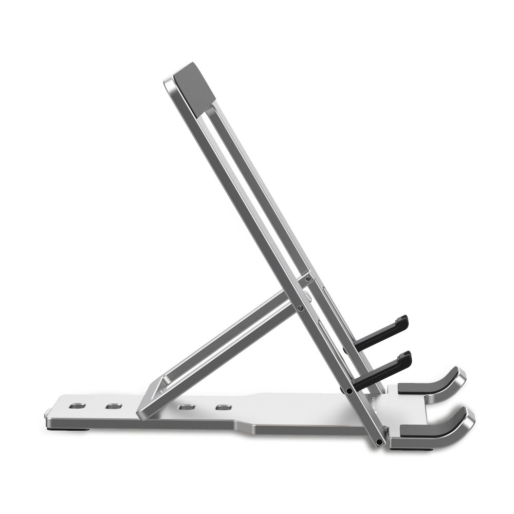 Un supporto per laptop argentato e nero è mostrato di profilo su sfondo bianco. Ha una base, un supporto angolato e due bracci neri.