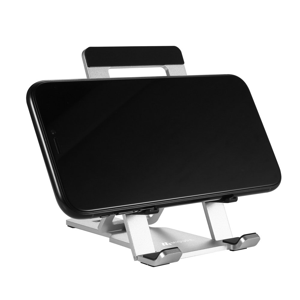 Uno smartphone nero è posizionato su un supporto per telefono argento. Il supporto ha una maniglia e due gambe di supporto. Lo sfondo è bianco.