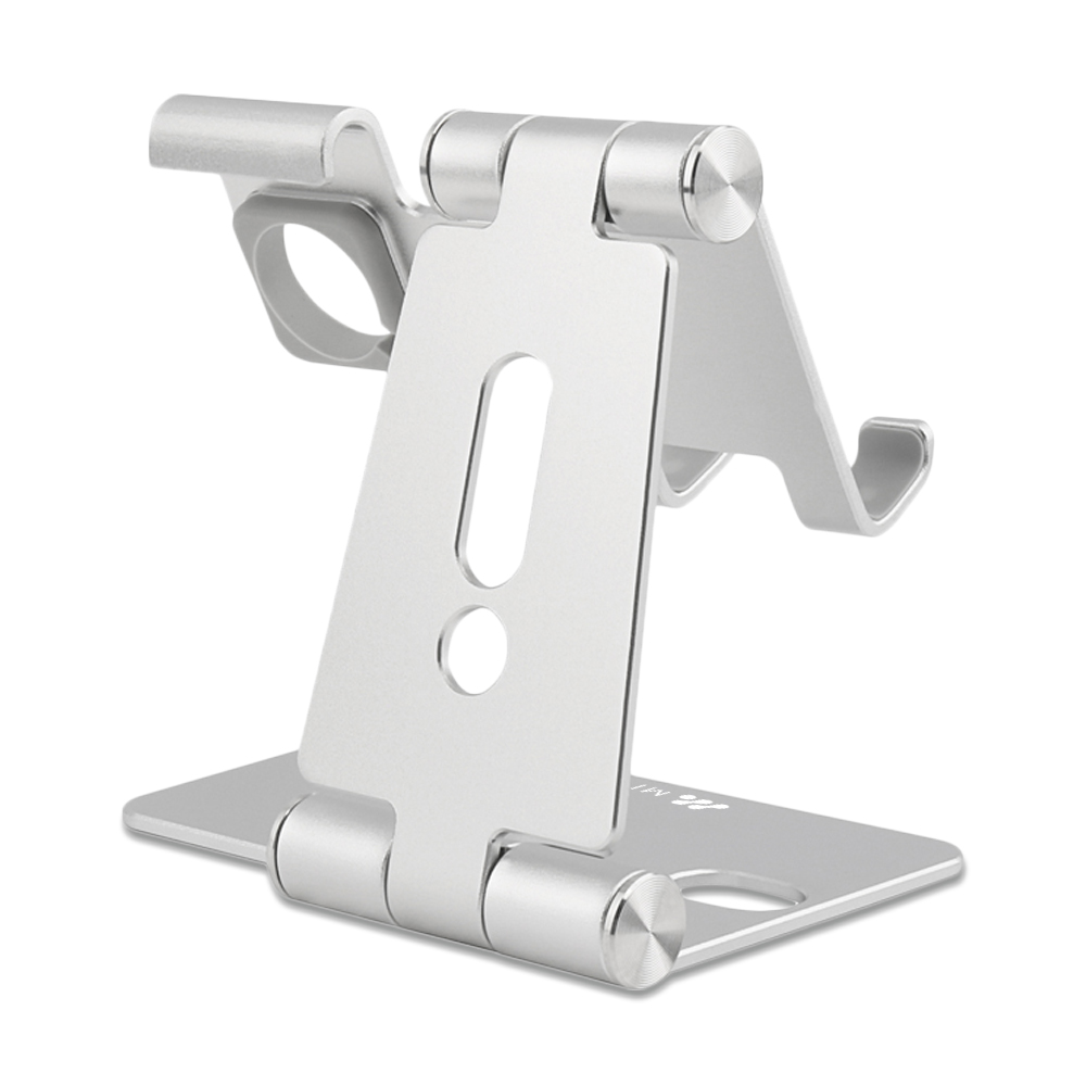 Un supporto per telefono argentato con design regolabile. Ha una base, un supporto posteriore con ritagli e un braccio.