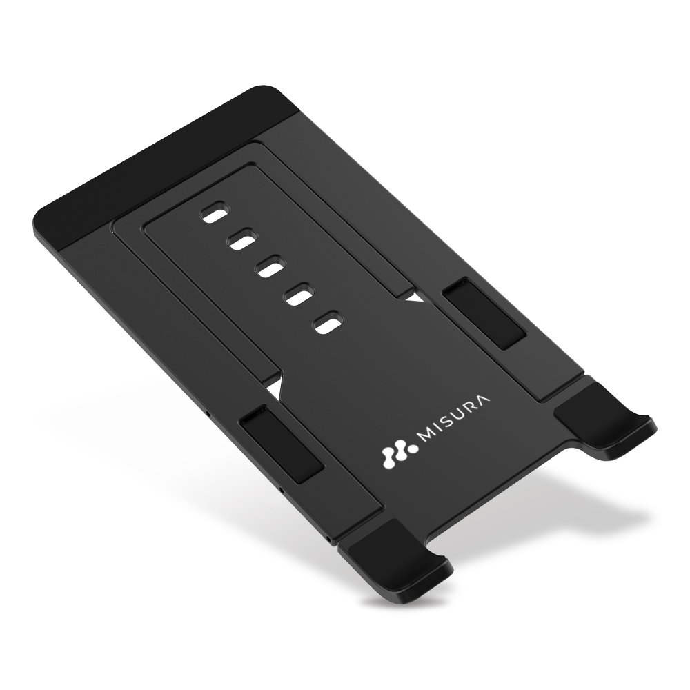 Un supporto nero per laptop con il marchio MISURA. Ha diversi fori e cuscinetti in gomma. Il supporto è su sfondo bianco.