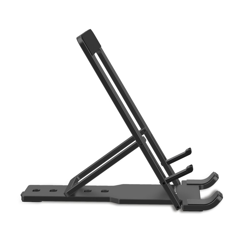Un supporto nero angolato per tablet su una superficie bianca. Ha una base, un braccio di supporto e due bracci di presa.