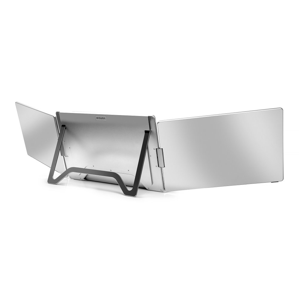 Srebrne, trzypanelowe lustro z czarnym stojakiem na białym tle. Lustro jest oznaczone napisem "MISURA".