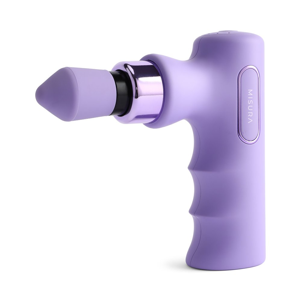 Fioletowy pistolet do masażu MISURA na białym tle. Pistolet ma stożkową głowicę.
