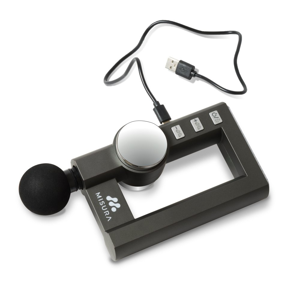 Ciemnoszary pistolet do masażu Misura z czarną kulistą głowicą i kablem USB. Posiada przyciski i srebrną tarczę.