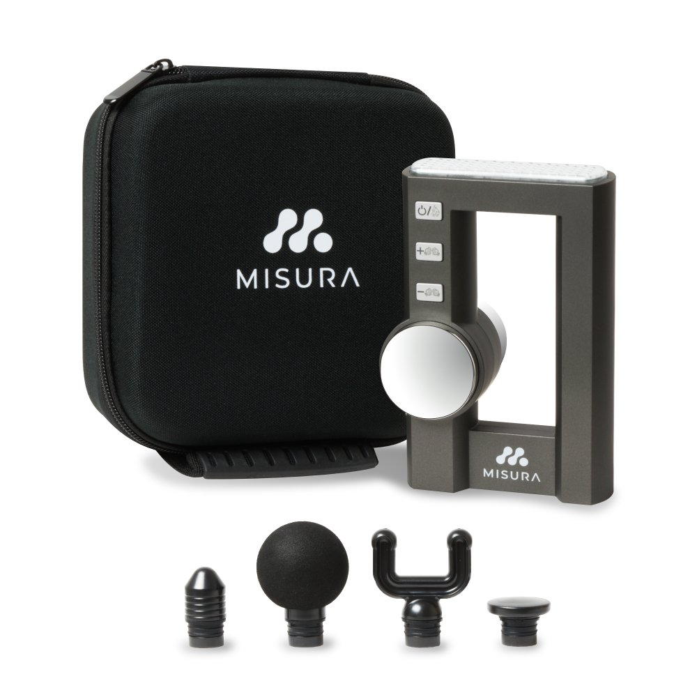 Czarny pistolet do masażu Misura z etui i czterema nasadkami. Pistolet jest szary, nasadki czarne. Czarny futerał z logo Misura.