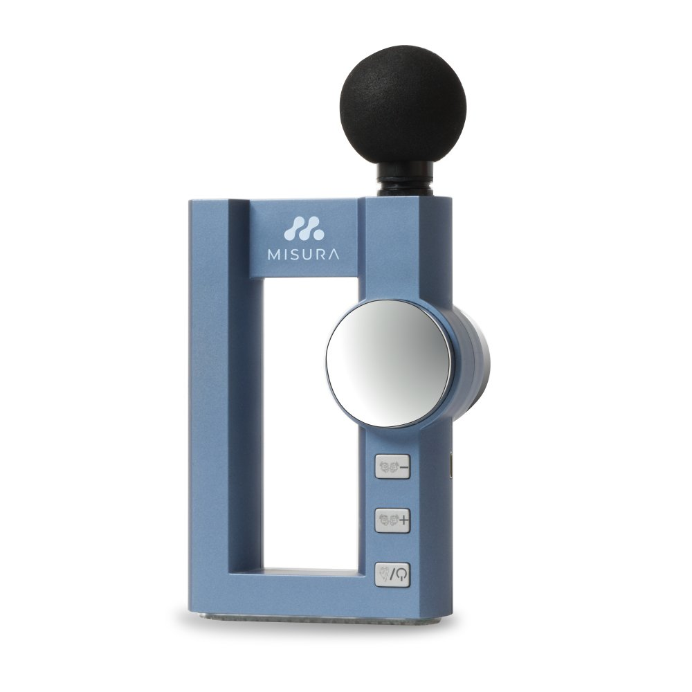 Niebieskie urządzenie z czarną kulą na górze, srebrnym okręgiem i przyciskami. Urządzenie ma napis 'MISURA'.