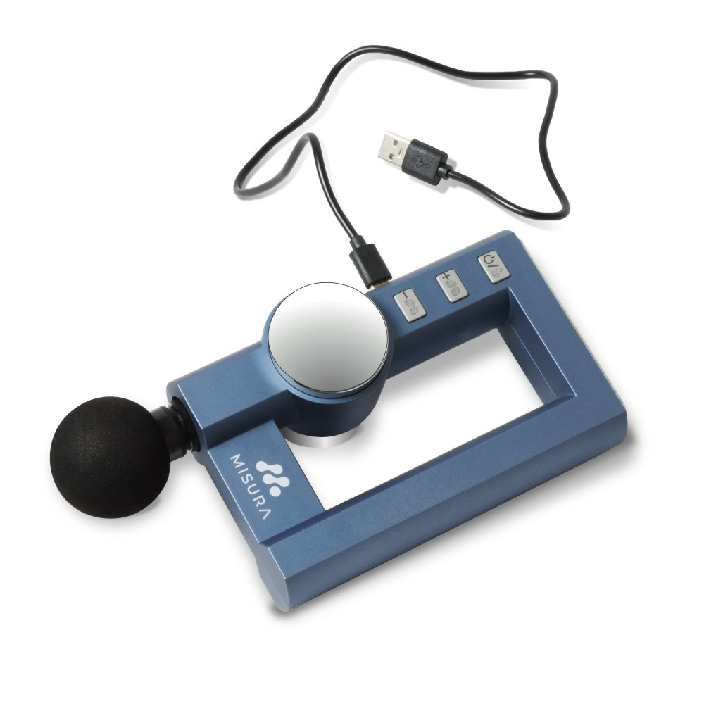 Niebieski masażer Misura leży na białej powierzchni. Ma czarną kulistą głowicę, przyciski sterowania i kabel USB.