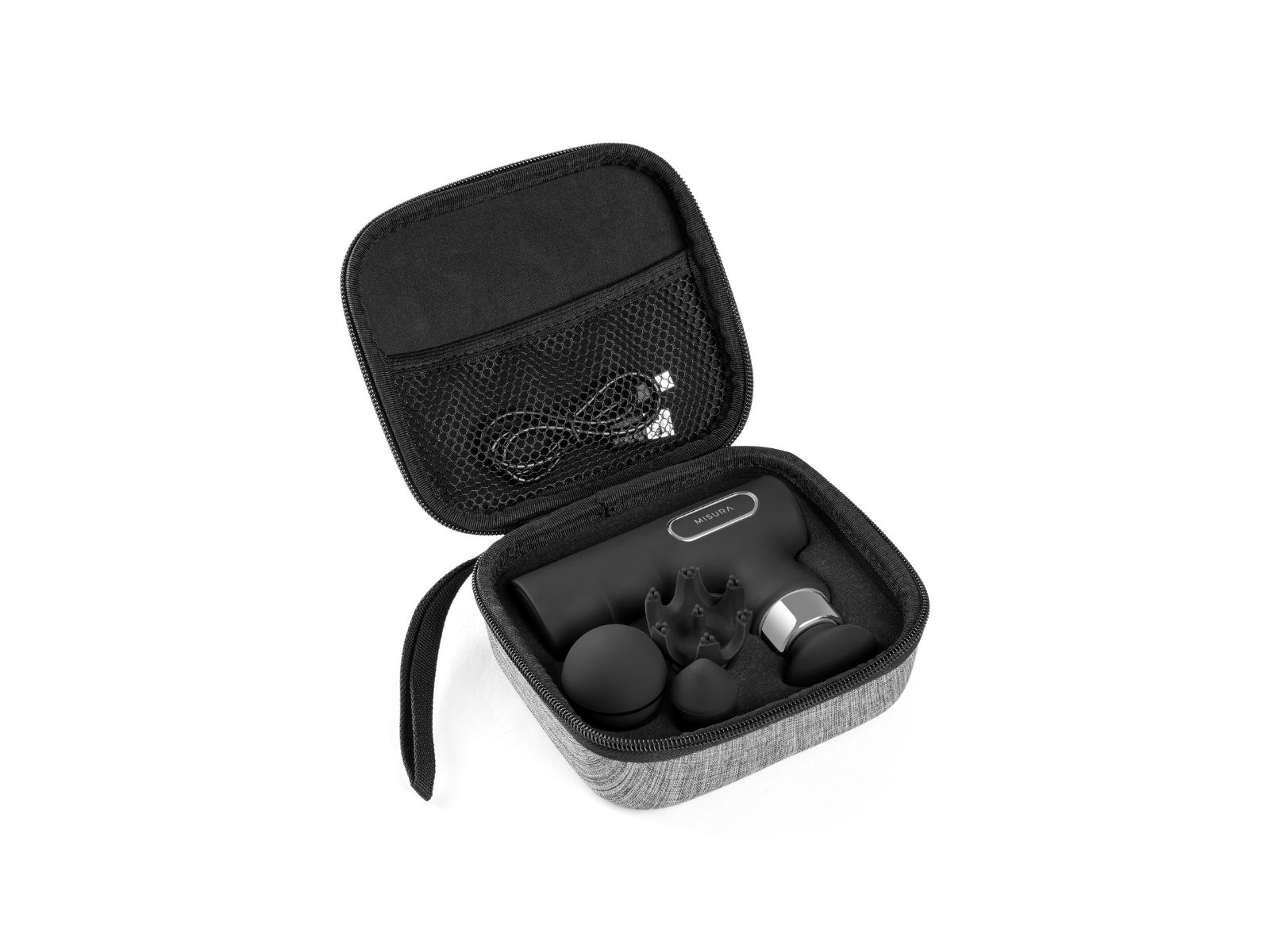 Otwarta szara walizka z czarnym pistoletem do masażu i akcesoriami. Czarny uchwyt i czarna kieszeń z siatki.