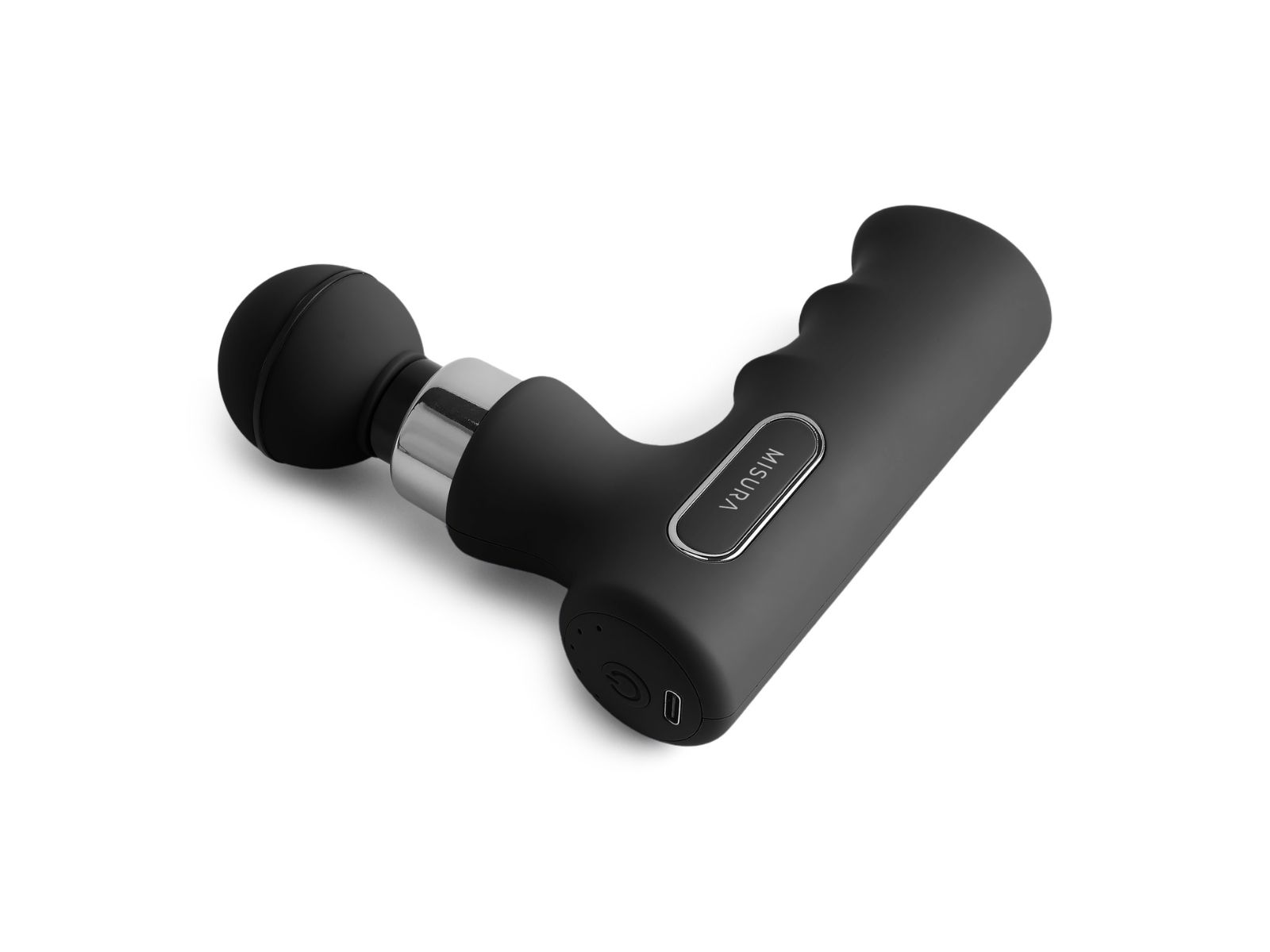 Czarny, ręczny pistolet do masażu na białym tle. Pistolet ma okrągłą głowicę i uchwyt z marką 'Misura'.