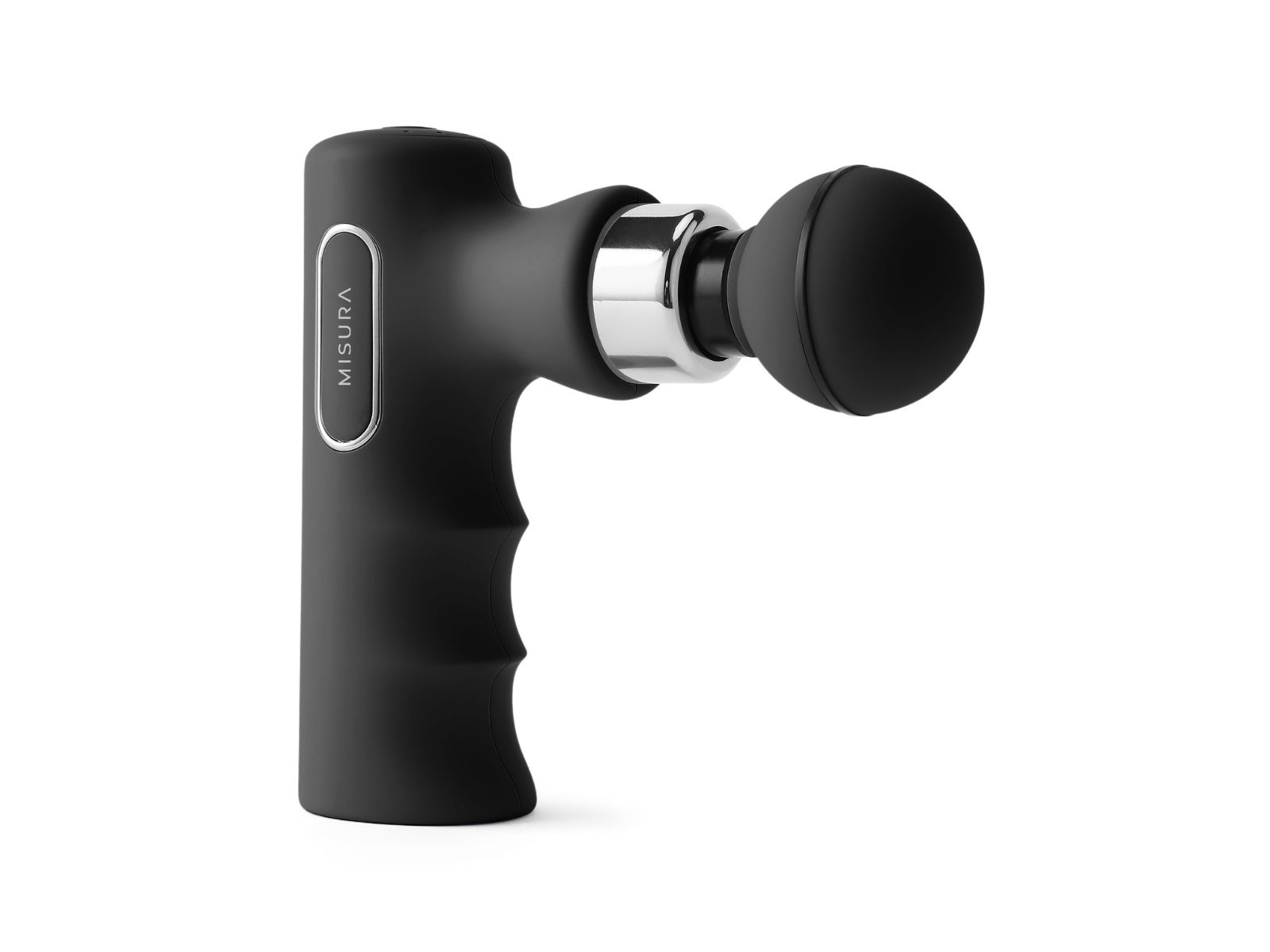 Czarny pistolet do masażu Misura na białym tle. Posiada uchwyt, głowicę z czarną kulką i srebrnym pierścieniem.