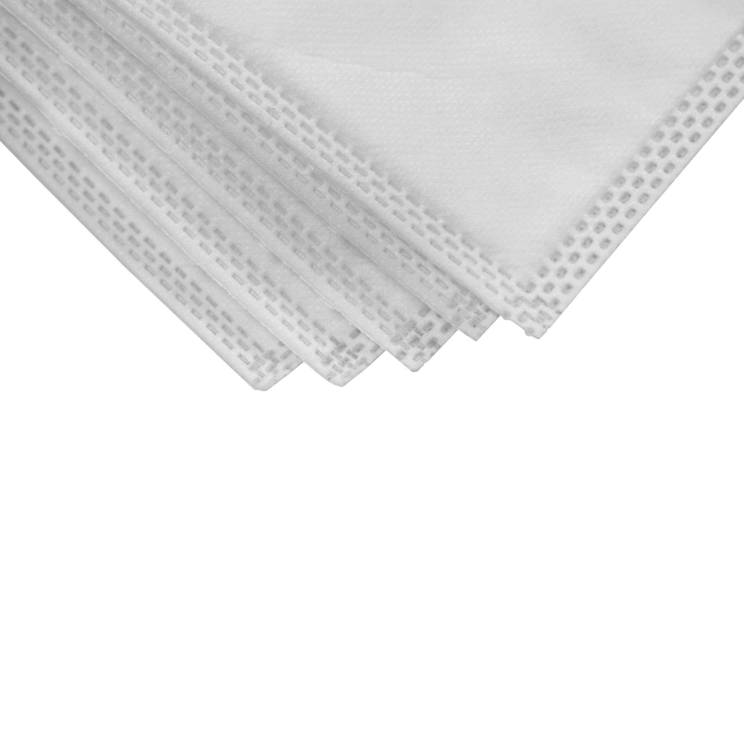 Stapel weißer, quadratischer Stoff-Gesichtsmaskenfilter mit gemusterten Kanten. Weißer Hintergrund.