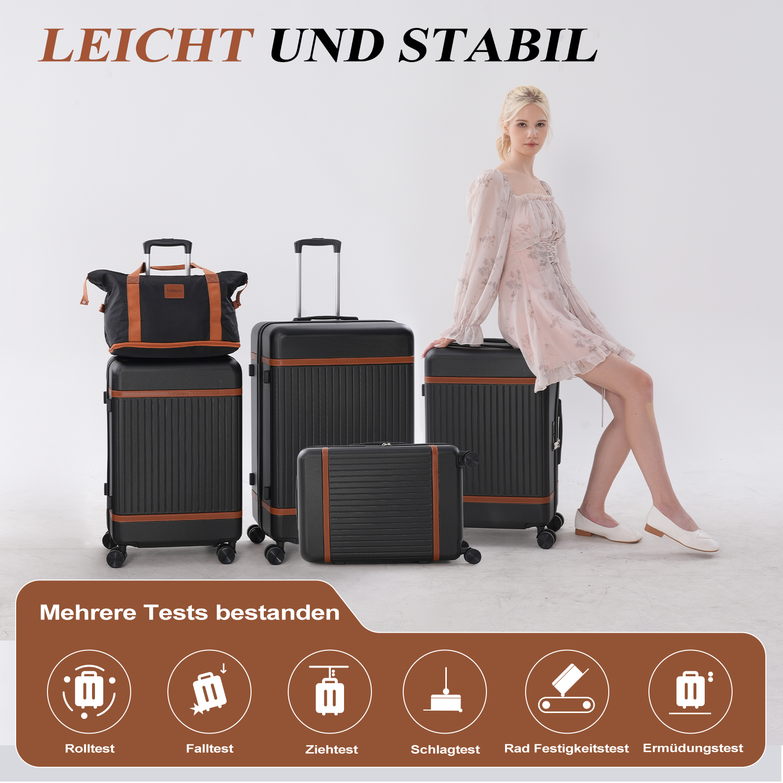 Eine Frau sitzt auf einem schwarzen Koffer. Es gibt andere Koffer in verschiedenen Größen. Der Hintergrund ist weiß.