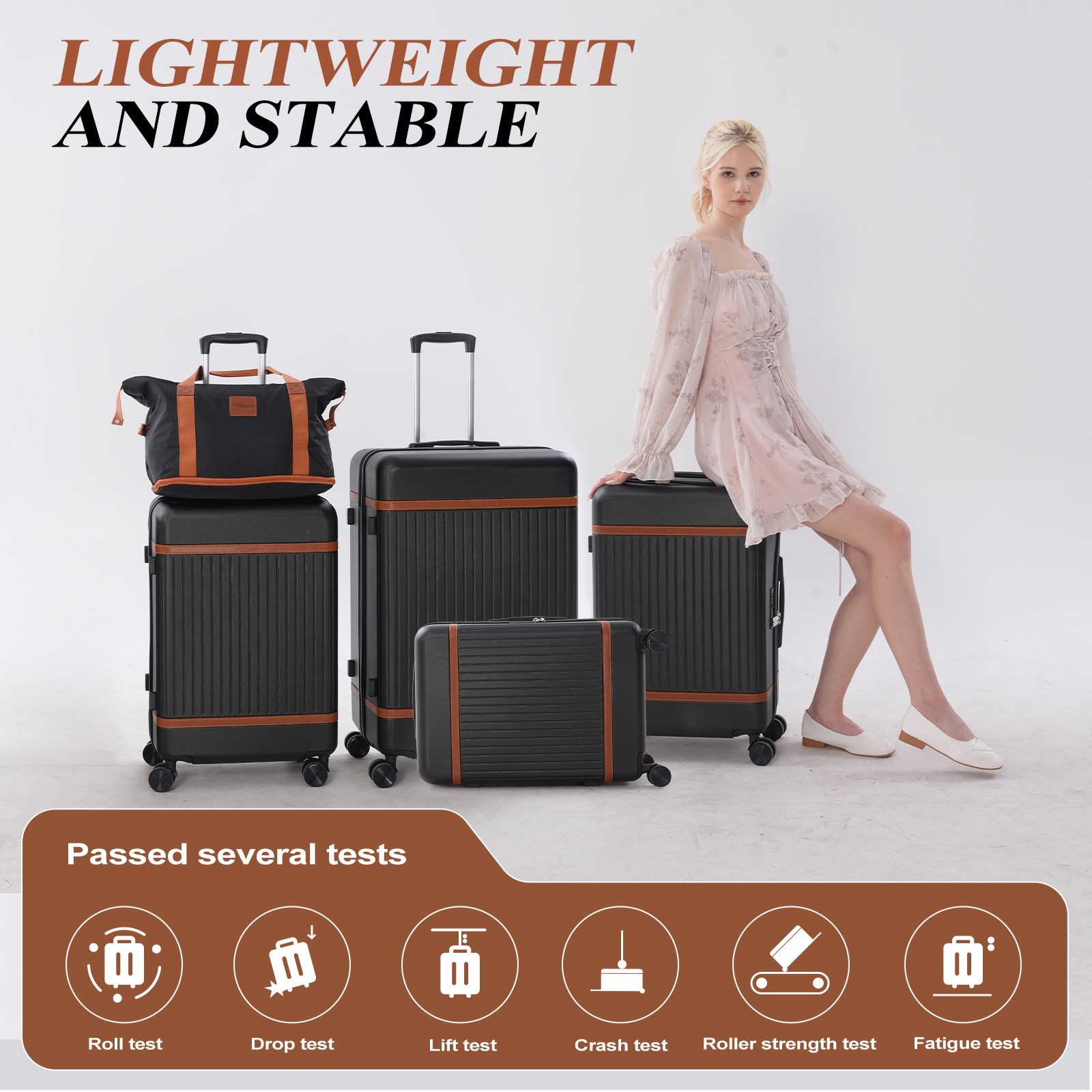 L'image montre des ensembles de bagages et une femme. Les bagages sont noirs avec des accents marrons. Une femme est assise sur une valise. Des tests sont affichés.