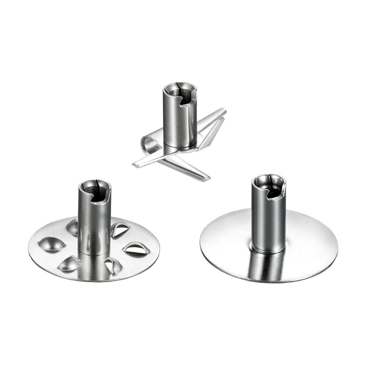 Trzy srebrne części blendera na białym tle. Obejmują ostrza, cylindry i okrągłe podstawy z otworami.