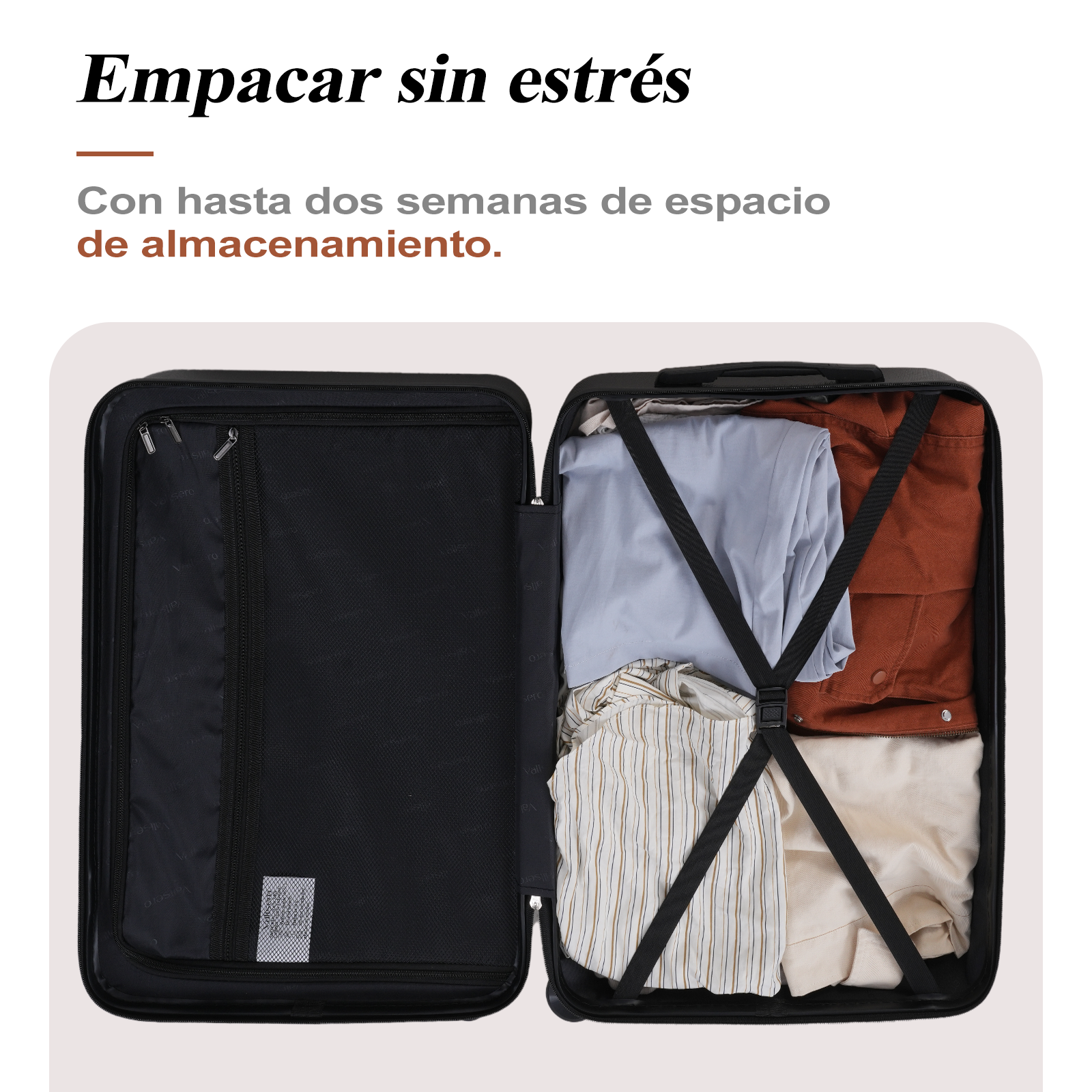 Una maleta negra abierta llena de ropa. Tiene una camisa azul, una chaqueta marrón y una camisa a rayas. El texto dice 'Empaca sin estrés'.