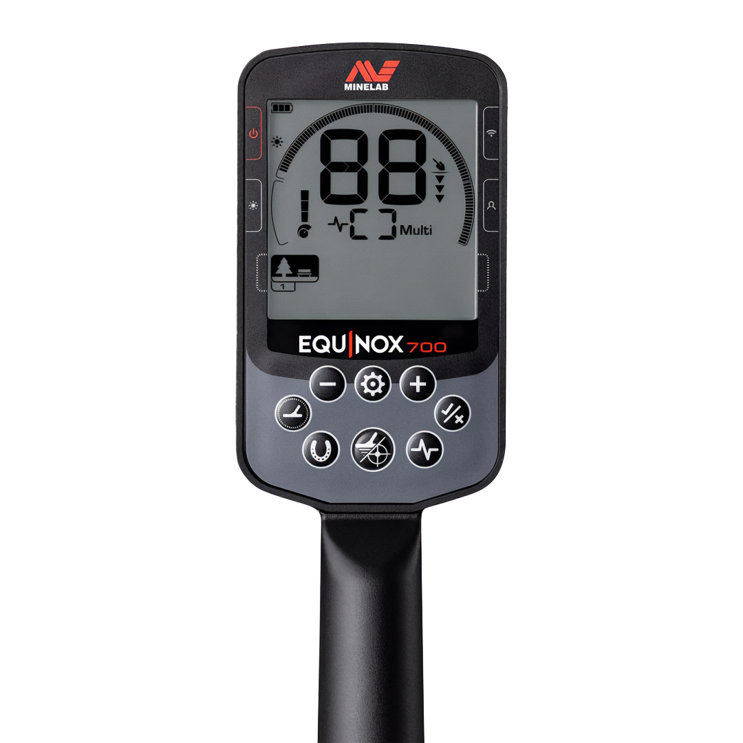 Un metal detector con display digitale che mostra numeri e simboli. Il marchio è Minelab. Il modello è Equinox 700.