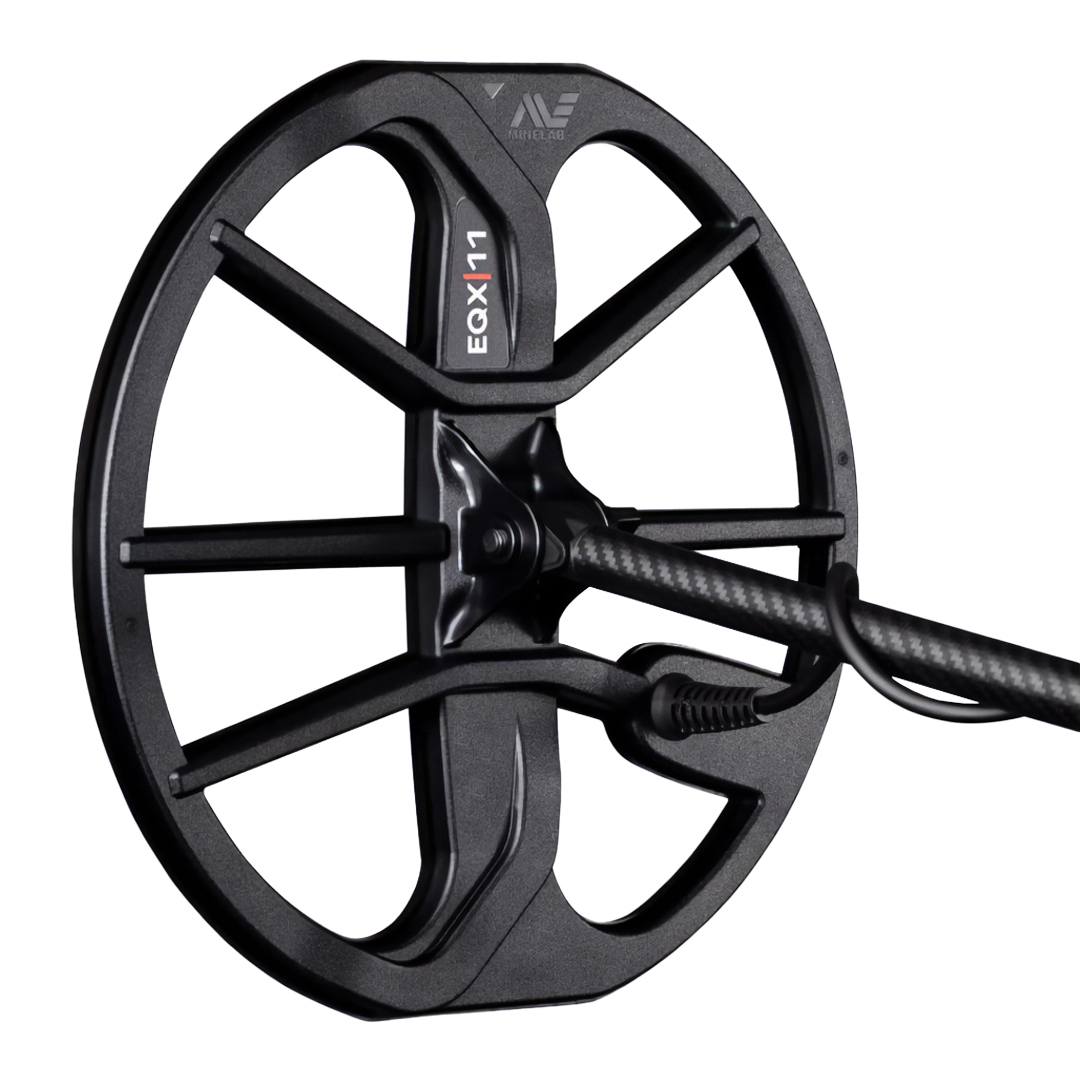 Una bobina di metal detector nera, etichettata EQX 11, con un'asta in fibra di carbonio e sfondo bianco.