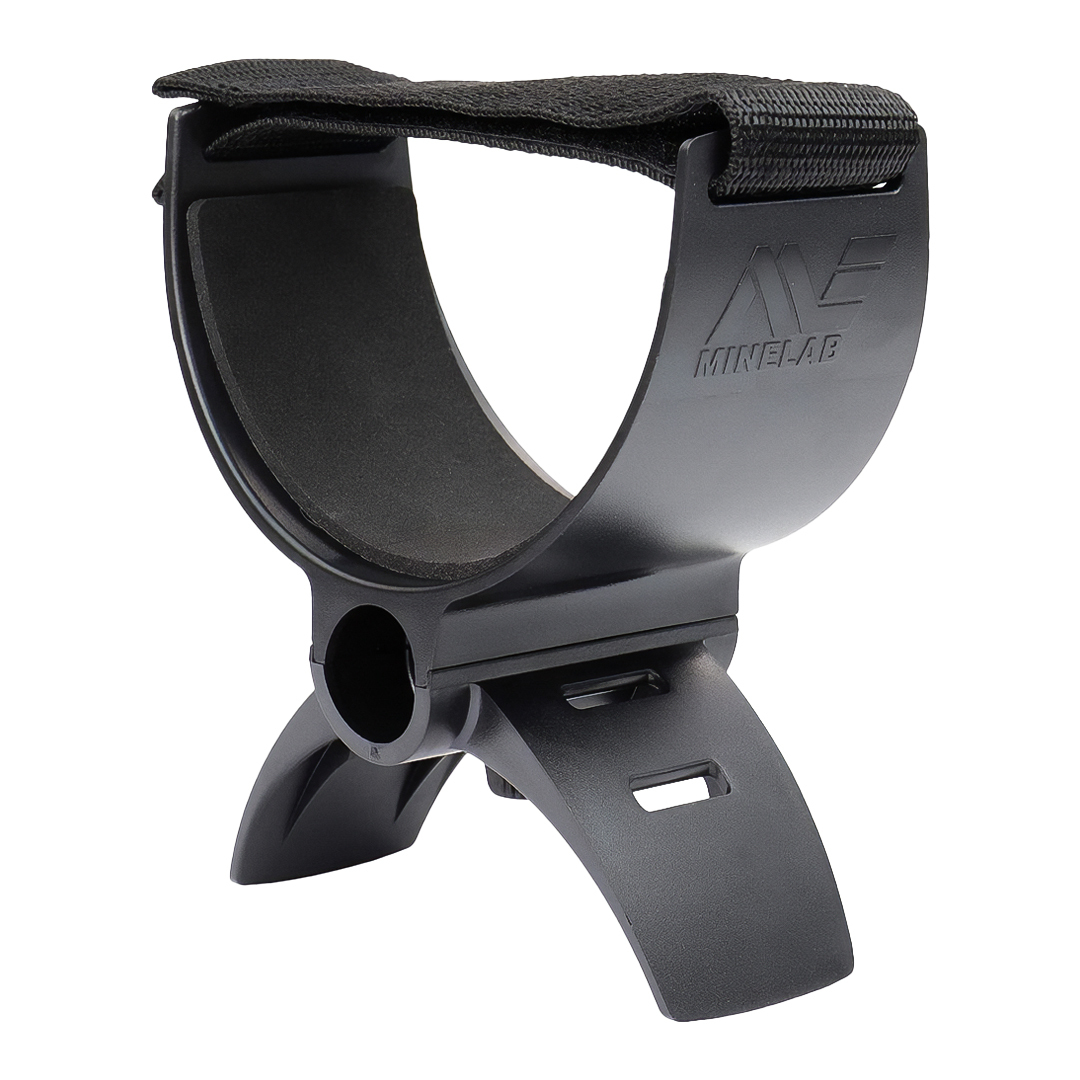 Supporto nero per metal detector con cinturino nero. Il dispositivo ha bracci curvi e una base con un foro. Il marchio MINELAB è visibile.