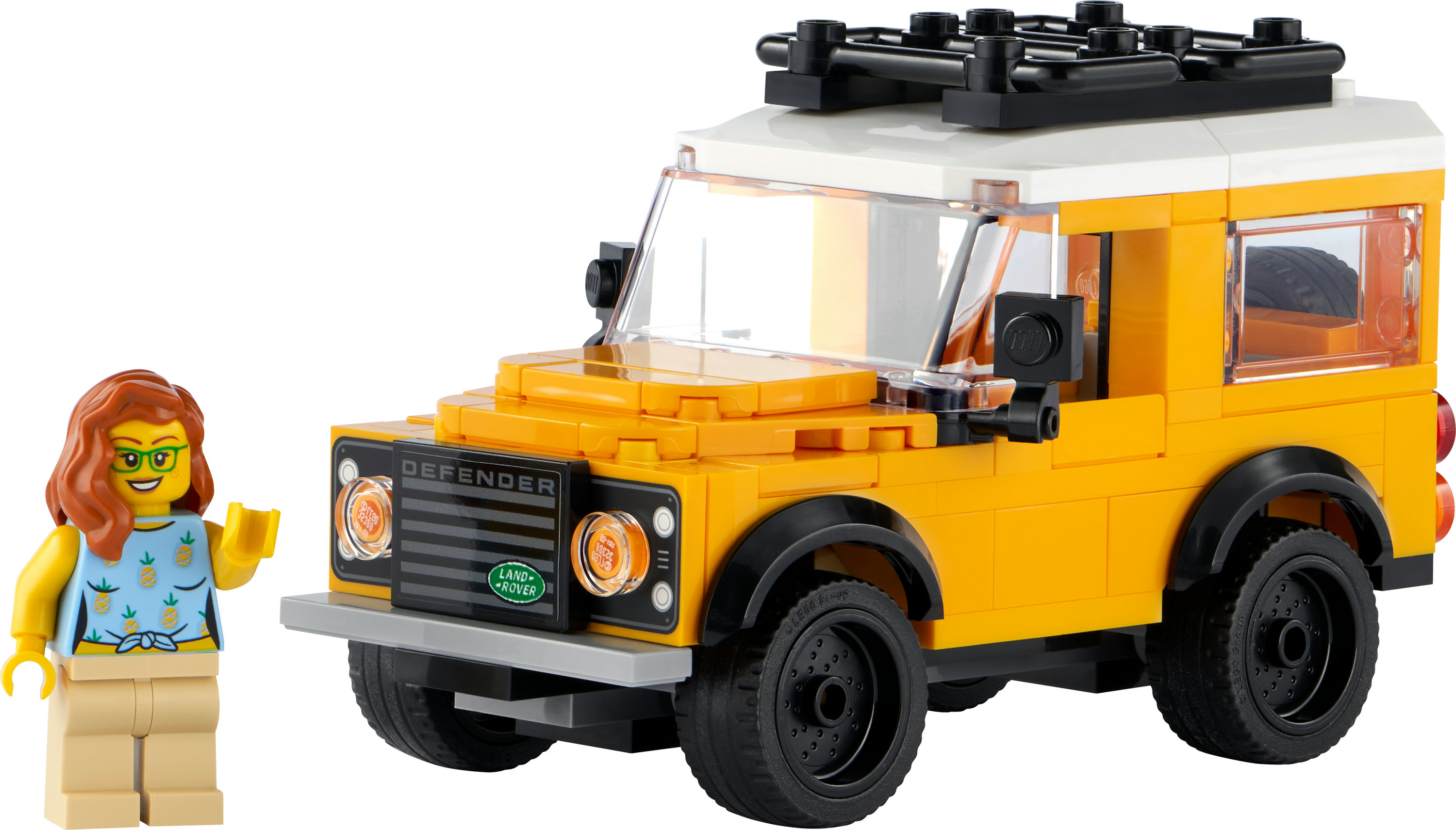 Sarı bir Land Rover Defender ve gözlük takan, el sallayan bir kadın minifigürü ile bir LEGO seti.