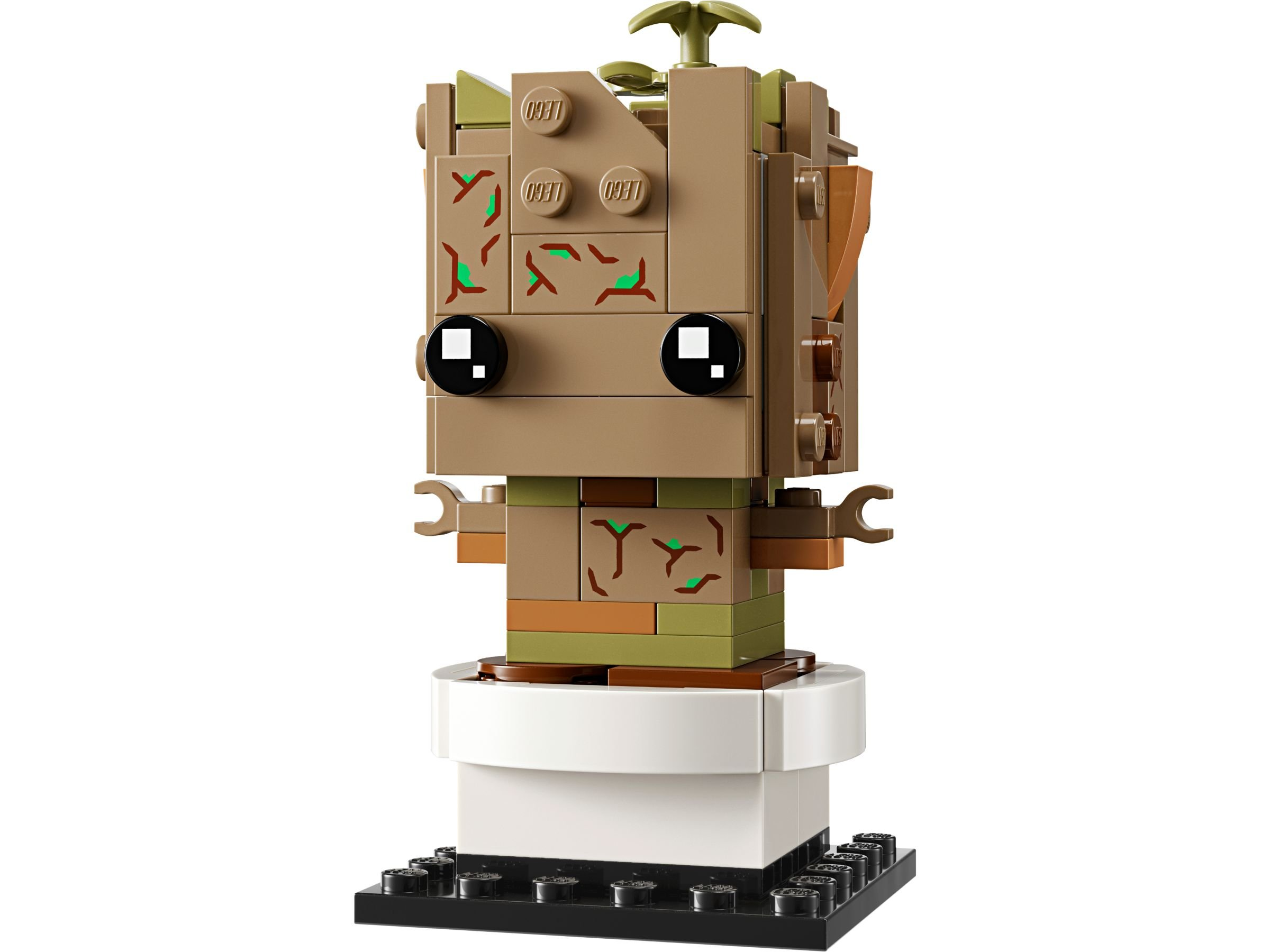 Lego Groot Figur aus braunen und grünen Steinen, mit schwarzen Augen, auf weiß-schwarzem Sockel.