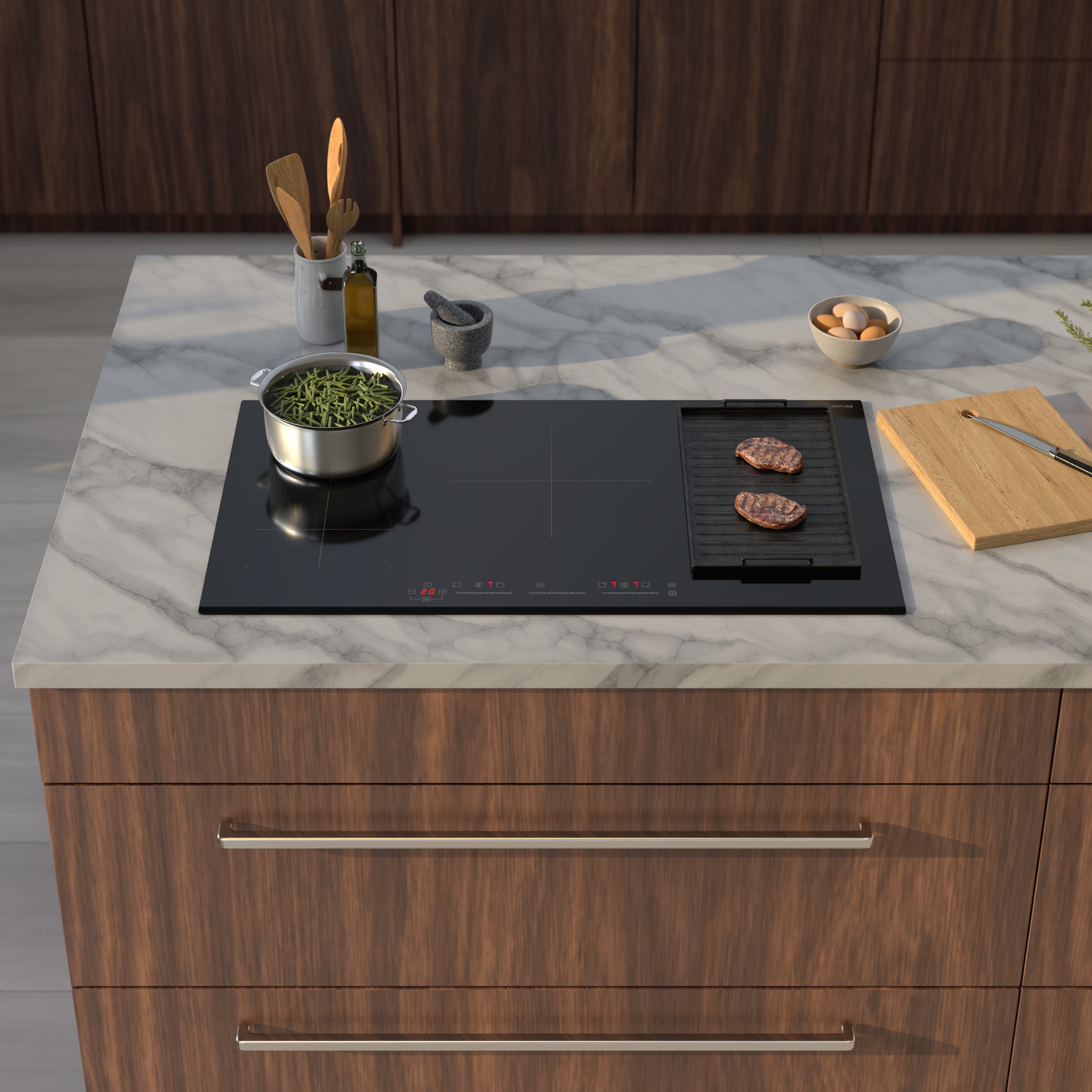 Een keukenblad met een inductiekookplaat, eten en keukengerei. Twee steaks grillen op de kookplaat. Eieren en een snijplank.