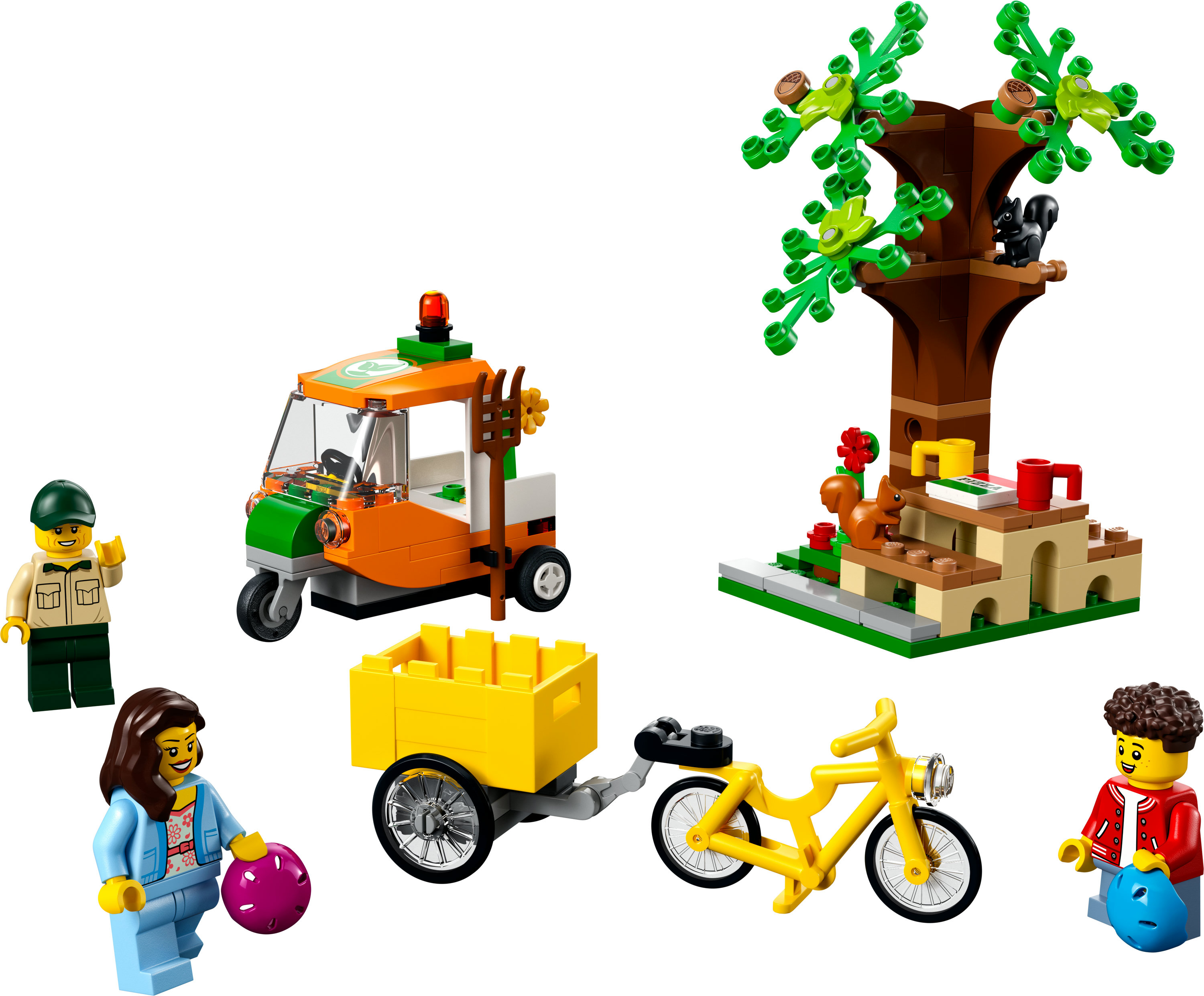 Çeşitli figürler, bir ağaç ve sincap, bir üç tekerlekli bisiklet, bir römorklu bisiklet ve diğer aksesuarlar içeren Lego seti.