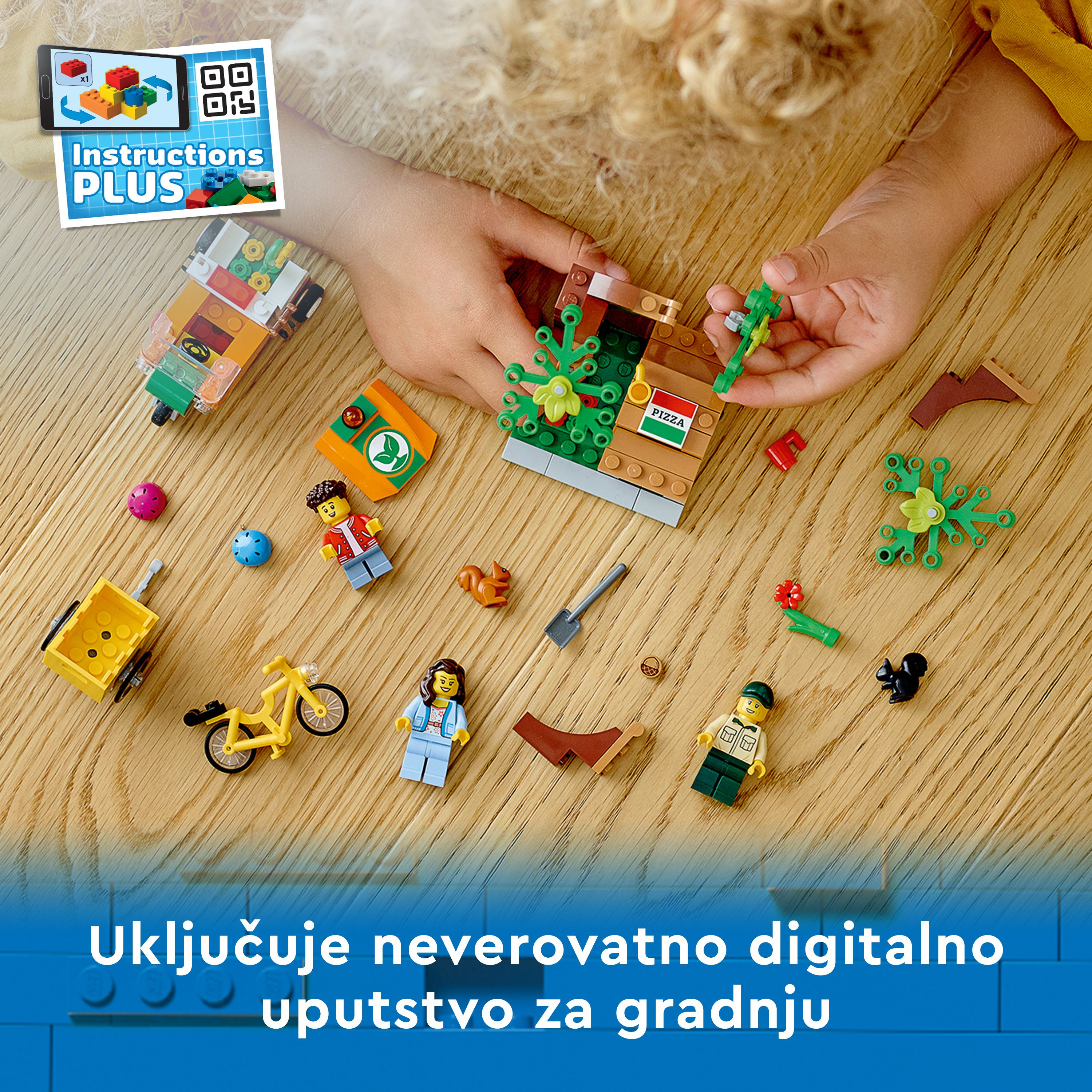 Çocuk elleri LEGO birleştiriyor. Pizza, bisiklet ve ağaçlar gibi LEGO figürleri ve aksesuarları ahşap yüzeyde.