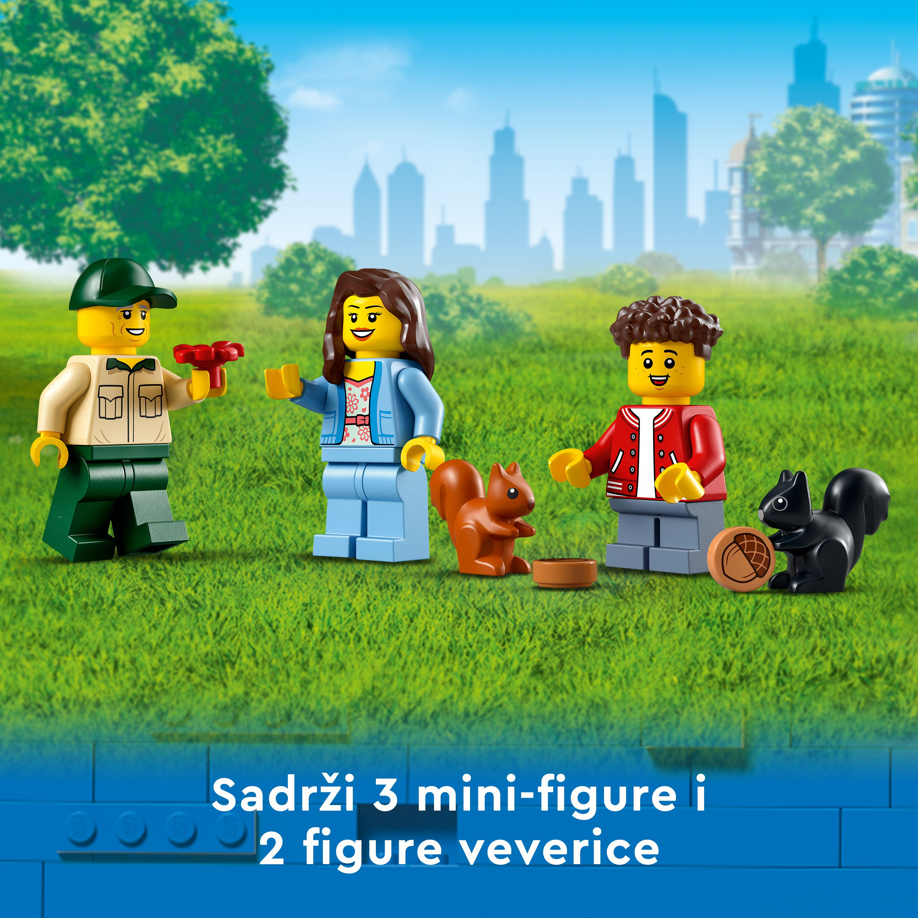 Çimlerin üzerinde 3 minifigür ve 2 sincap figürü, arka planda şehir bulunan LEGO sahnesi.
