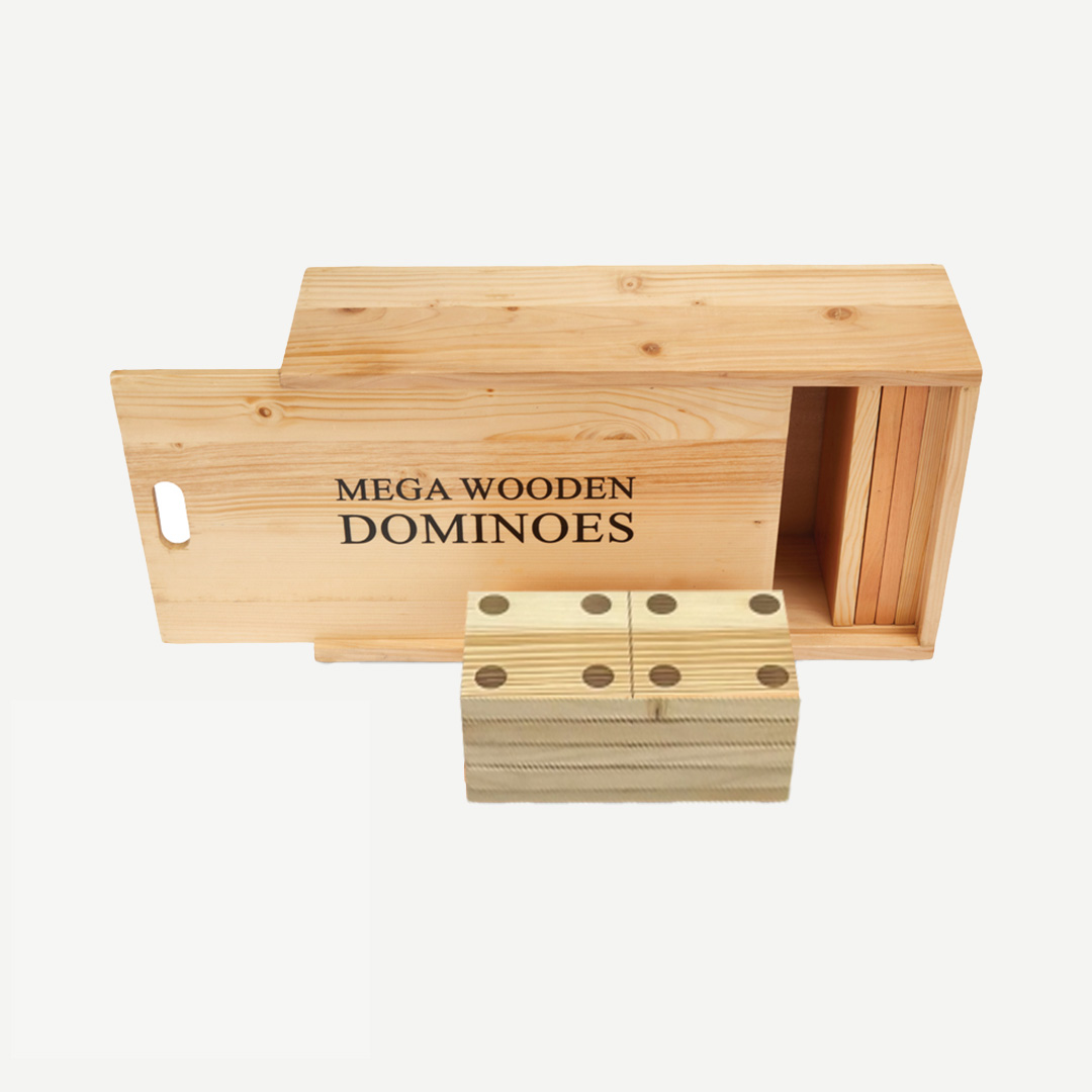 Holz-Domino-Set in einer Holzkiste. Die Box ist geöffnet und zeigt die Dominosteine und den Text "MEGA WOODEN DOMINOES".