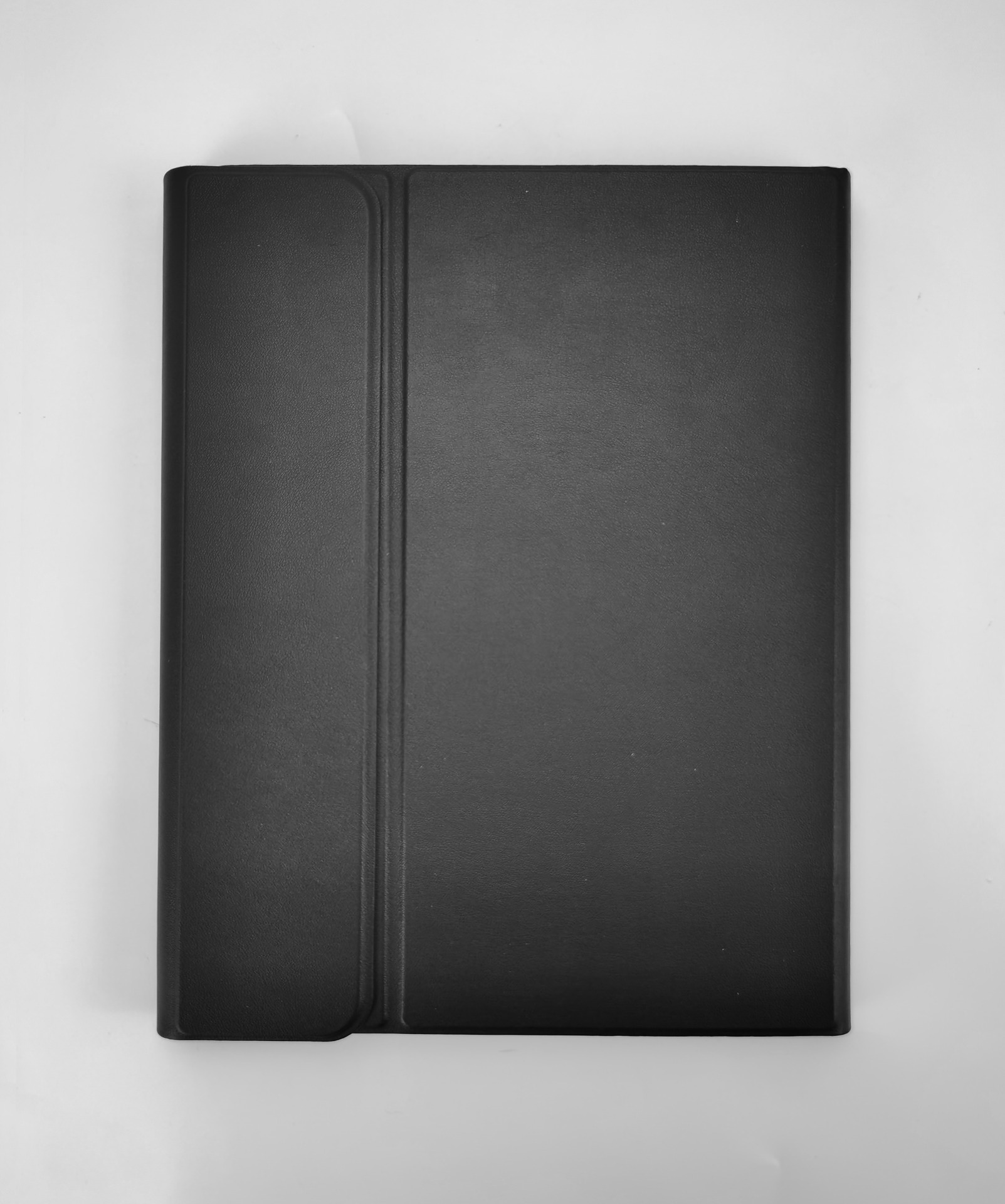 Eine schwarze Tablethülle mit strukturierter Oberfläche ist auf weißem Hintergrund zentriert. Die Hülle ist geschlossen, ihre Vorderseite zeigend.